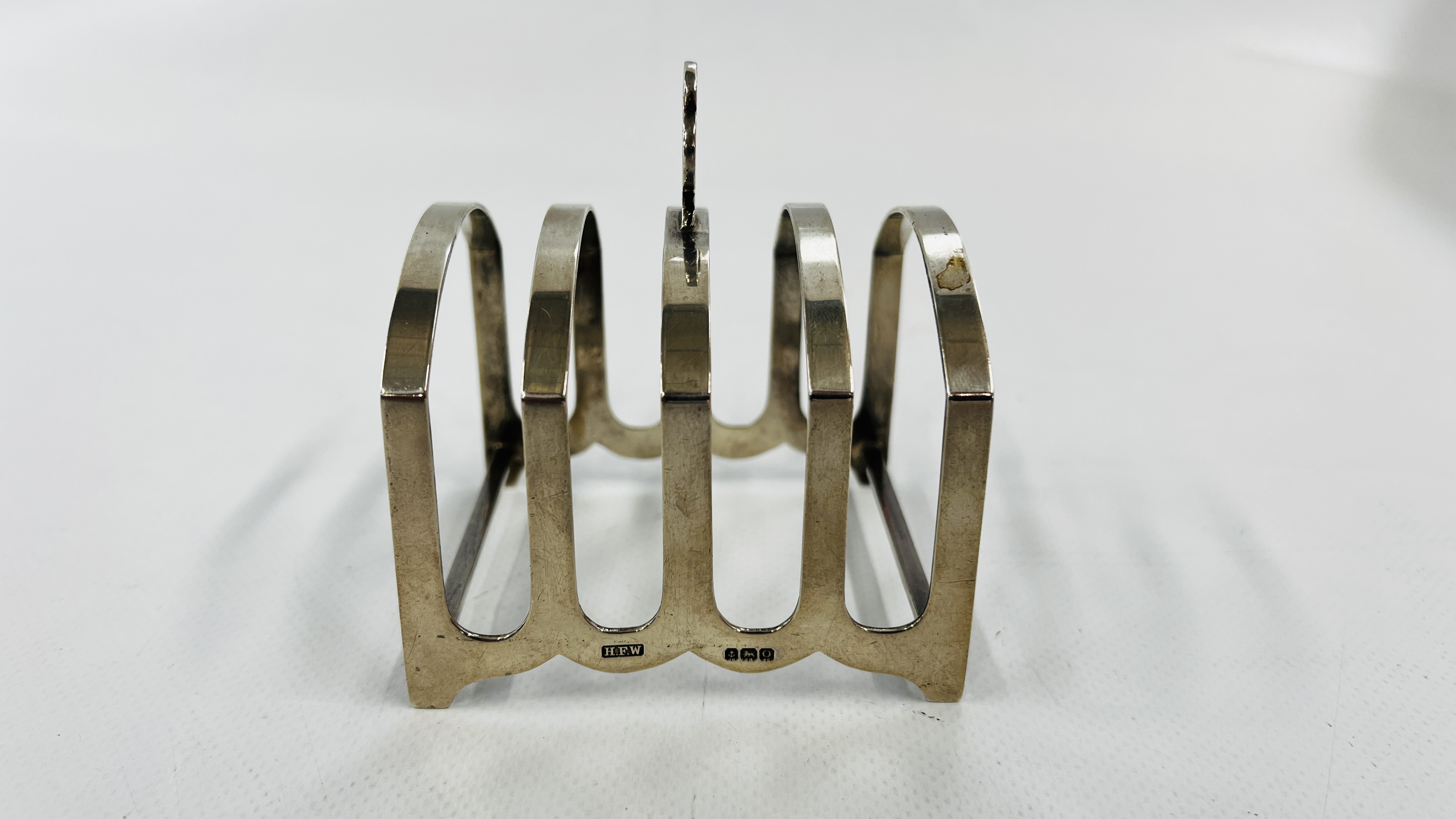 AN ANTIQUE SILVER TOAST RACK, BIRMINGHAM ASSAY 1938 MAKER H.F. WITHERS. - Image 4 of 10