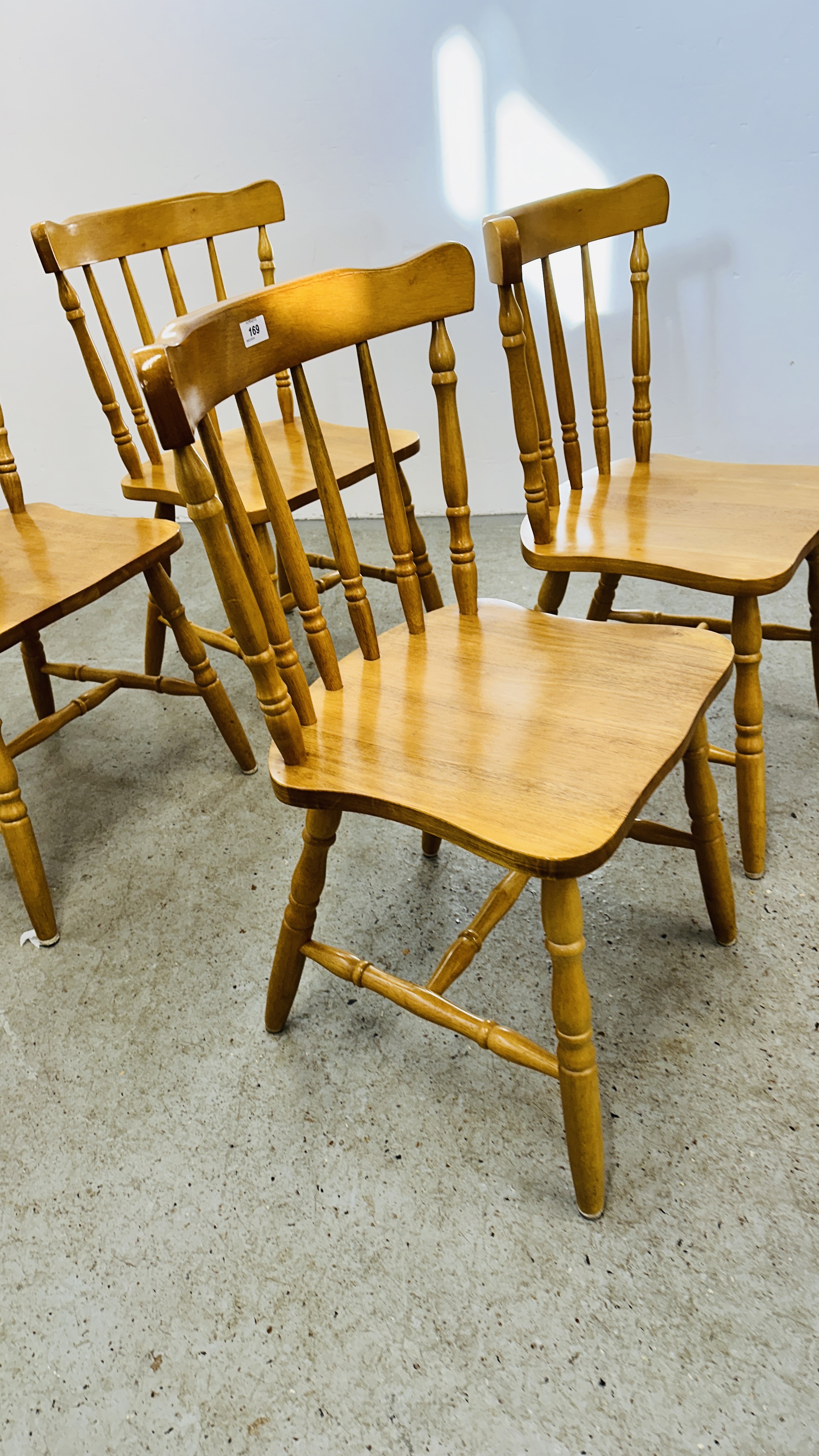 A SET OF FOUR SOLID BEECHWOOD KITCHEN CHAIRS. - Image 3 of 6