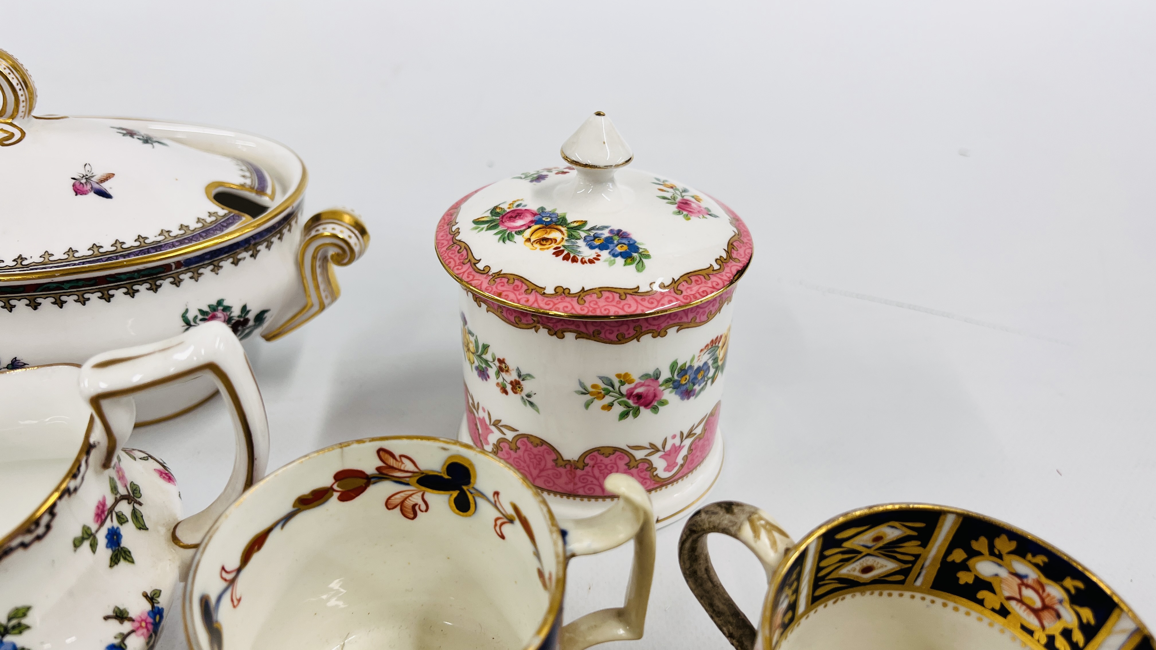 A GROUP OF COLLECTIBLE CABINET CHINA TO INCLUDE 3 DERBY COFFEE CANS AND 1 SAUCER, - Image 13 of 14