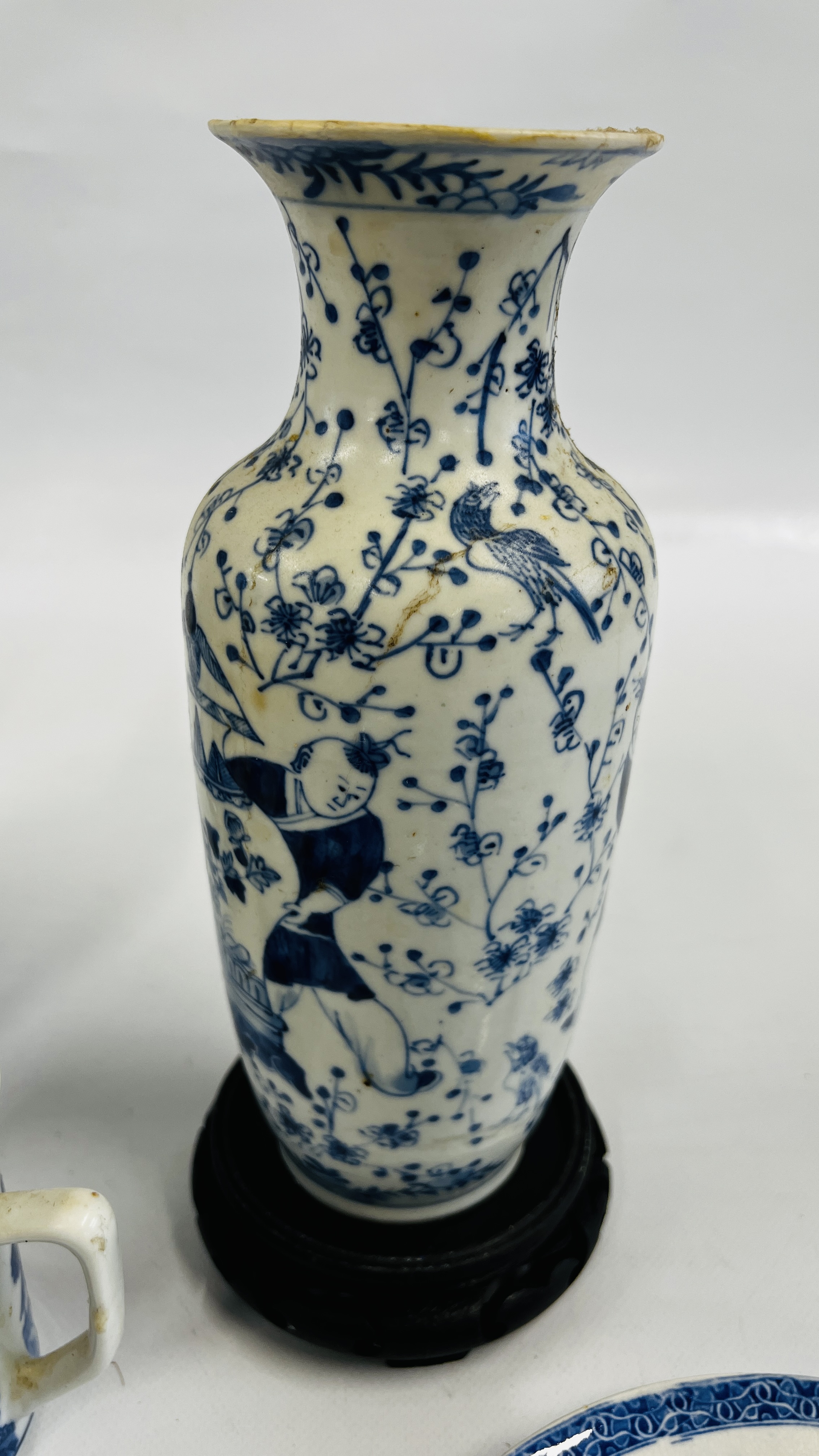 A GROUP OF ORIENTAL BLUE AND WHITE CERAMICS TO INCLUDE 2 VASES AND PLATE (SHOW SIGNS OF - Image 8 of 13