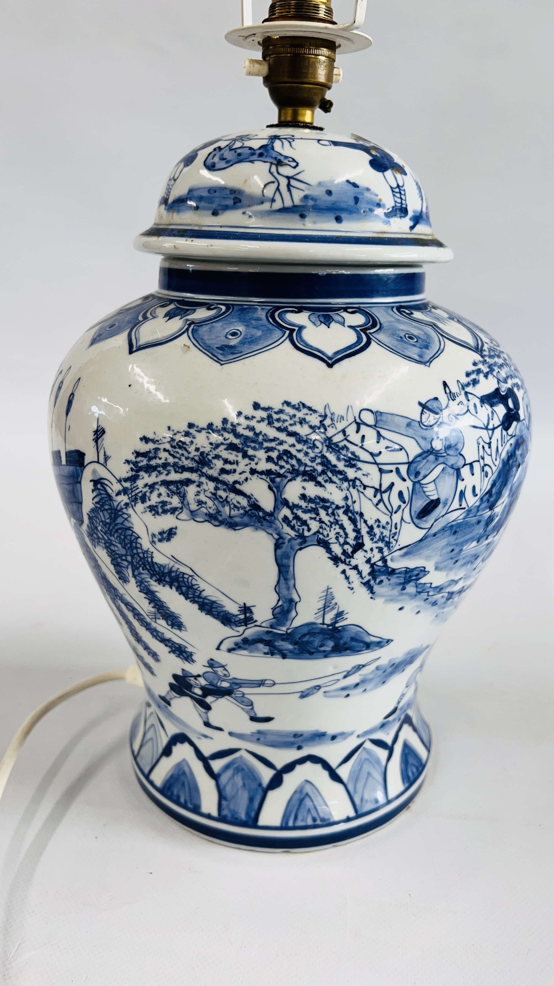 A VINTAGE STYLE BLUE AND WHITE ORIENTAL GINGER JAR LAMP, H 30CM - SOLD AS SEEN. - Image 6 of 6