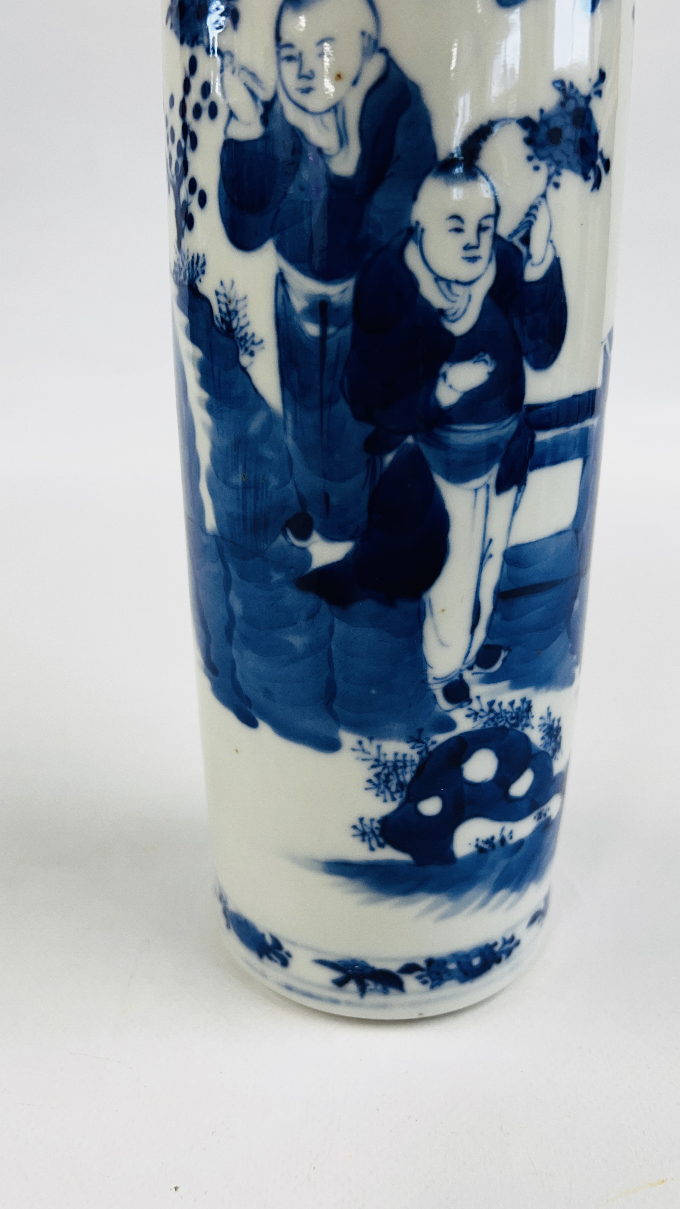 A C19TH CHINESE BLUE AND WHITE CYLINDRICAL VASE DECORATED WITH FIGURES, 30. - Image 4 of 12