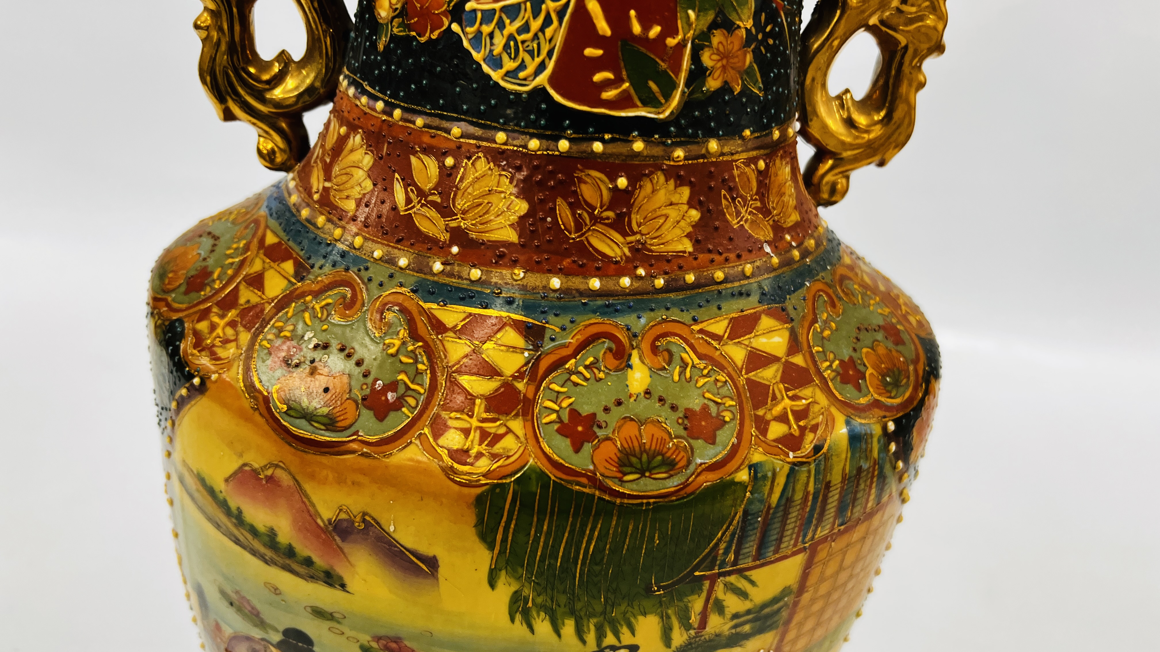 A LARGE REPRODUCTION ORIENTAL TWO HANDLED VASE. - H 60CM. - Image 4 of 13