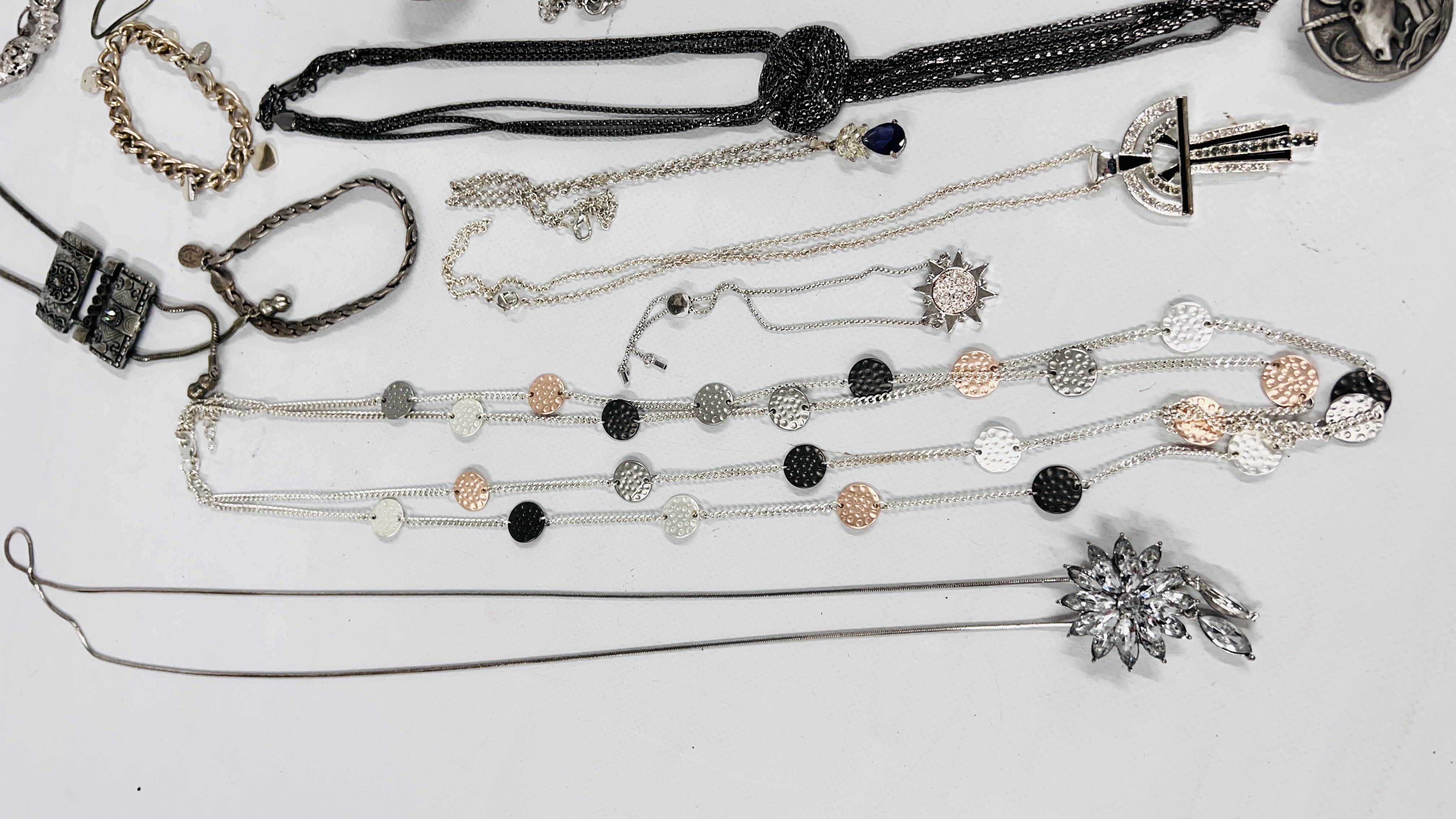 SELECTION OF SILVERTONE COSTUME JEWELLERY ALONG WITH A JEWELLERY BOX FULL OF BEADED NECKLACES. - Image 9 of 12