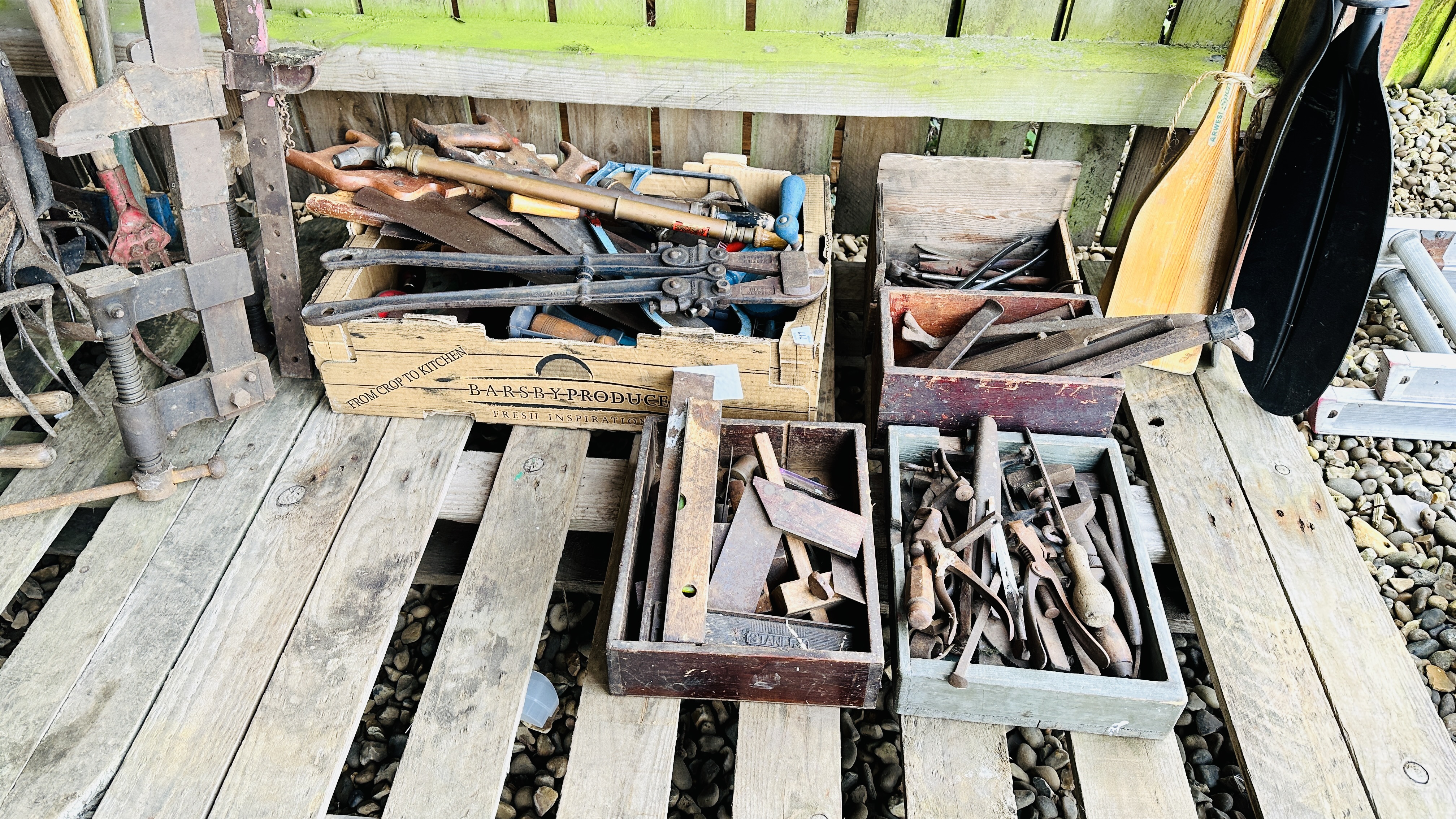 A COLLECTION OF VINTAGE HAND TOOLS TO INCLUDE SAWS, MEASURES AND HAUGES, HAND BRACE, PLIERS,