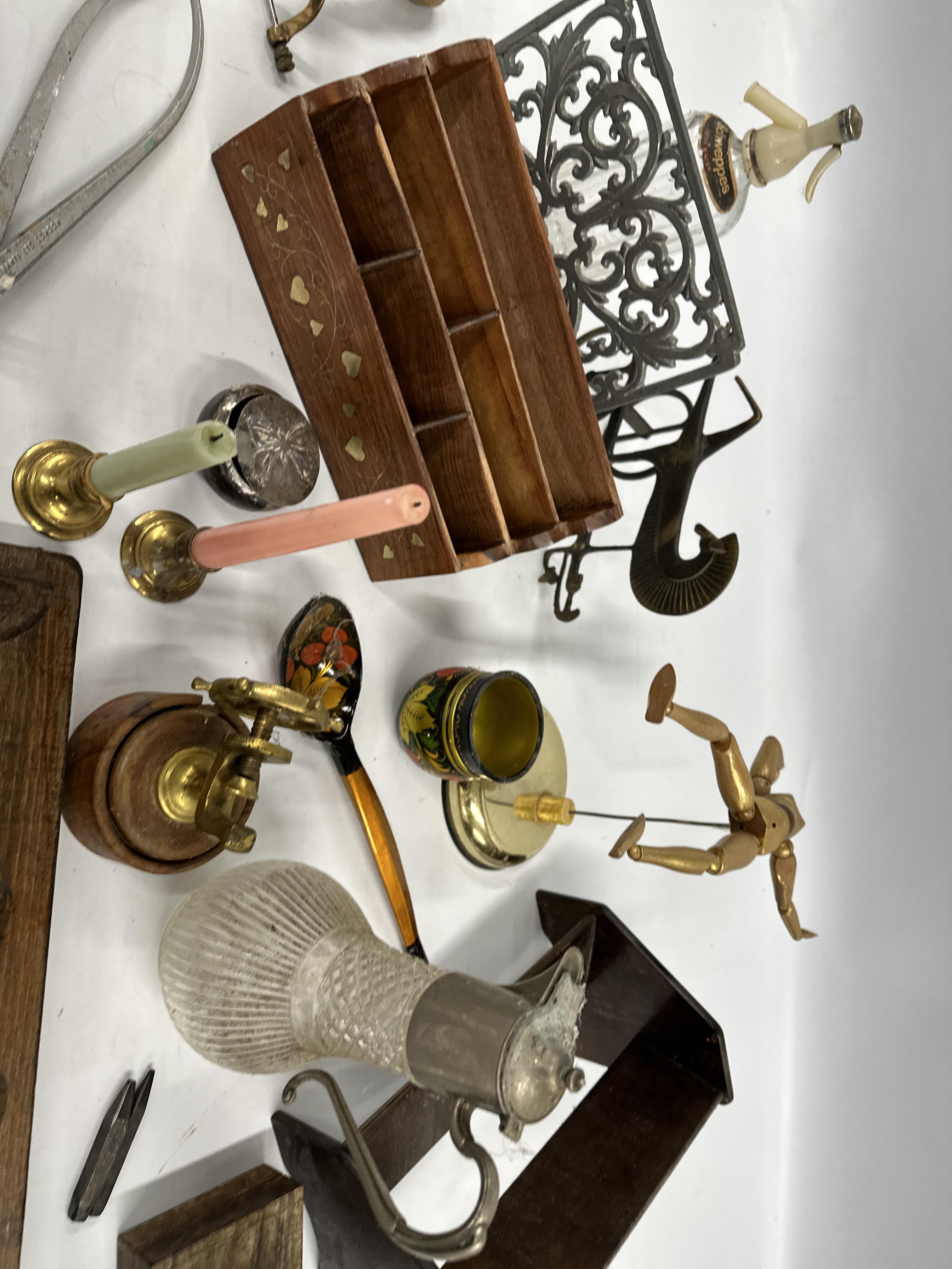 A BOX OF ASSORTED VINTAGE COLLECTIBLES TO INCLUDE CLARET JUG, LETTER RACK, - Image 12 of 15