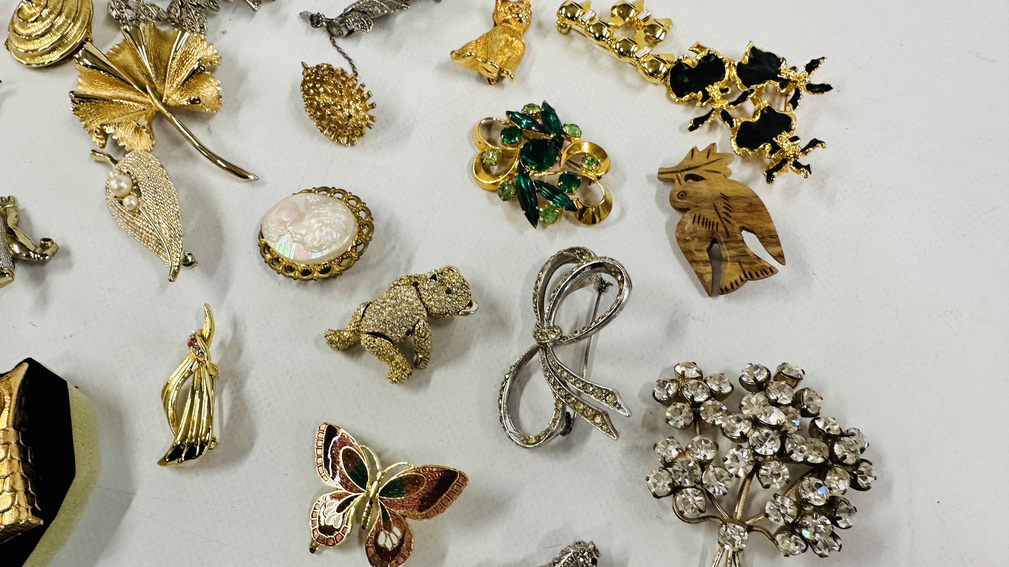 33 VINTAGE BROOCHES, BEES, TEDDY BEAR, ANIMALS ETC. - Image 7 of 9