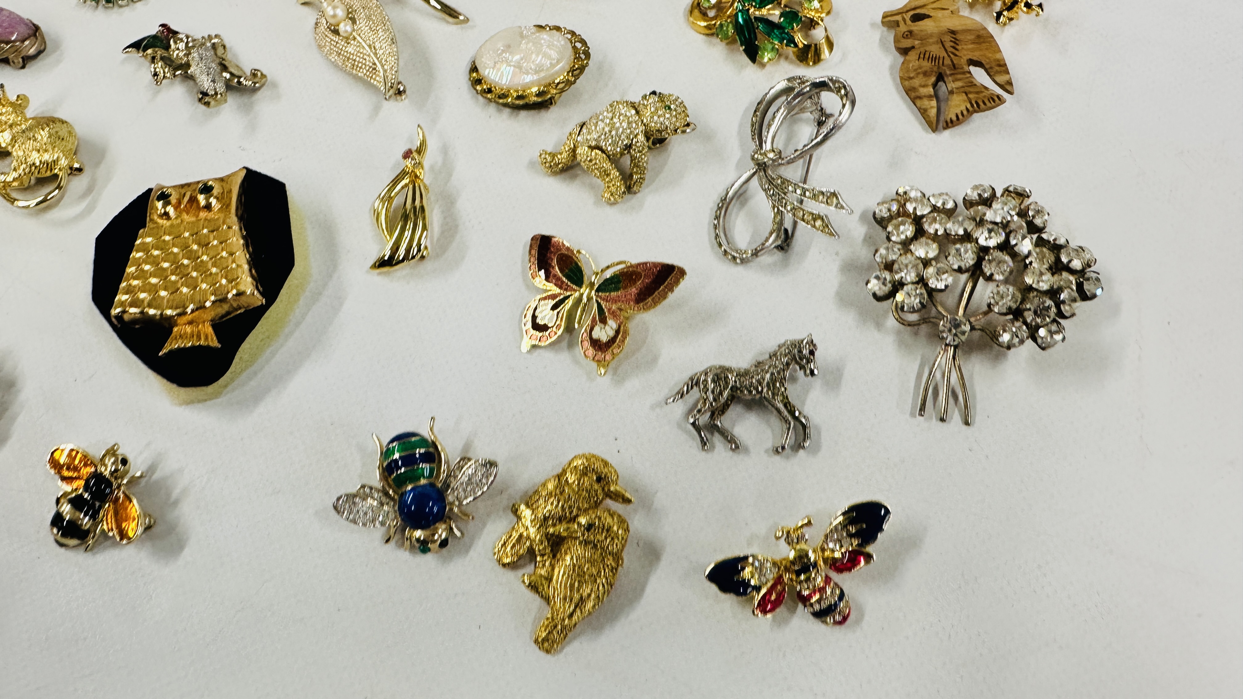 33 VINTAGE BROOCHES, BEES, TEDDY BEAR, ANIMALS ETC. - Image 8 of 9