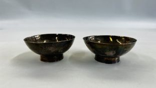 A PAIR OF SILVER CIRCULAR BOWLS WITH HAMMERED DECORATION, DIA 10CM, SHEFFIELD ASSAY.