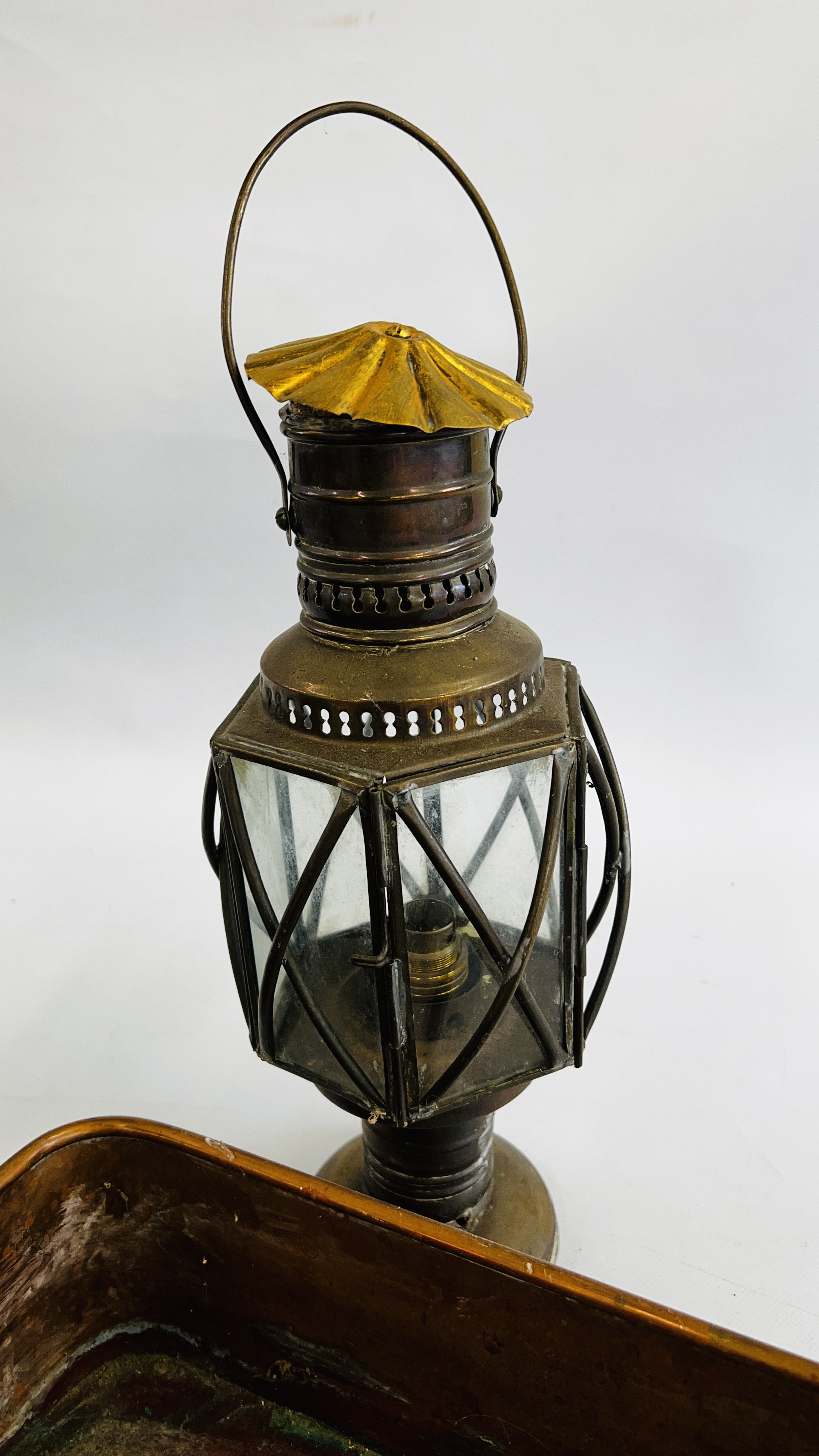 A VINTAGE STYLE CAST COFFEE GRINDER, VINTAGE BRASS LAMP, VINTAGE BRASS PLANTER, - Image 5 of 9