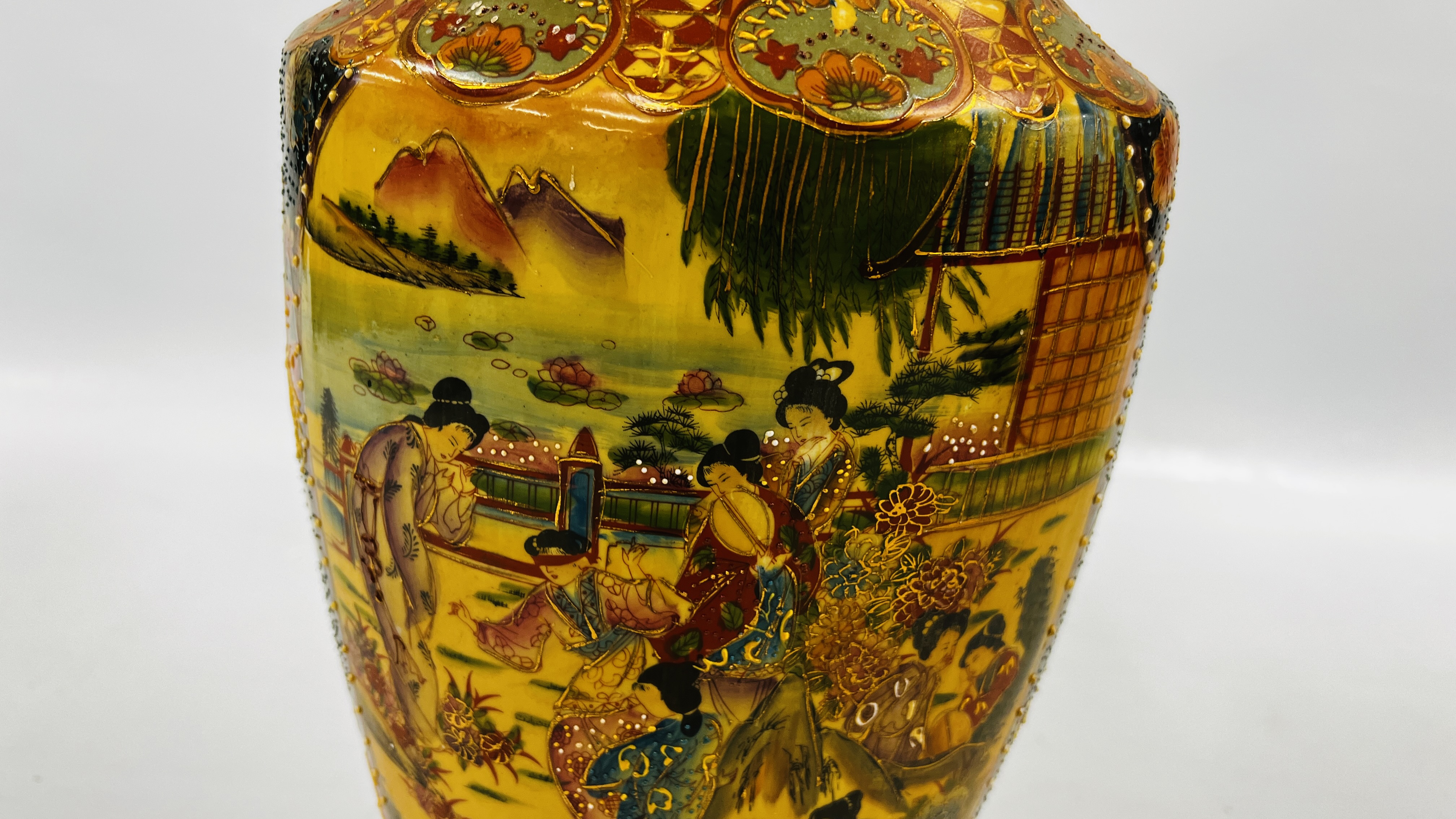 A LARGE REPRODUCTION ORIENTAL TWO HANDLED VASE. - H 60CM. - Image 5 of 13