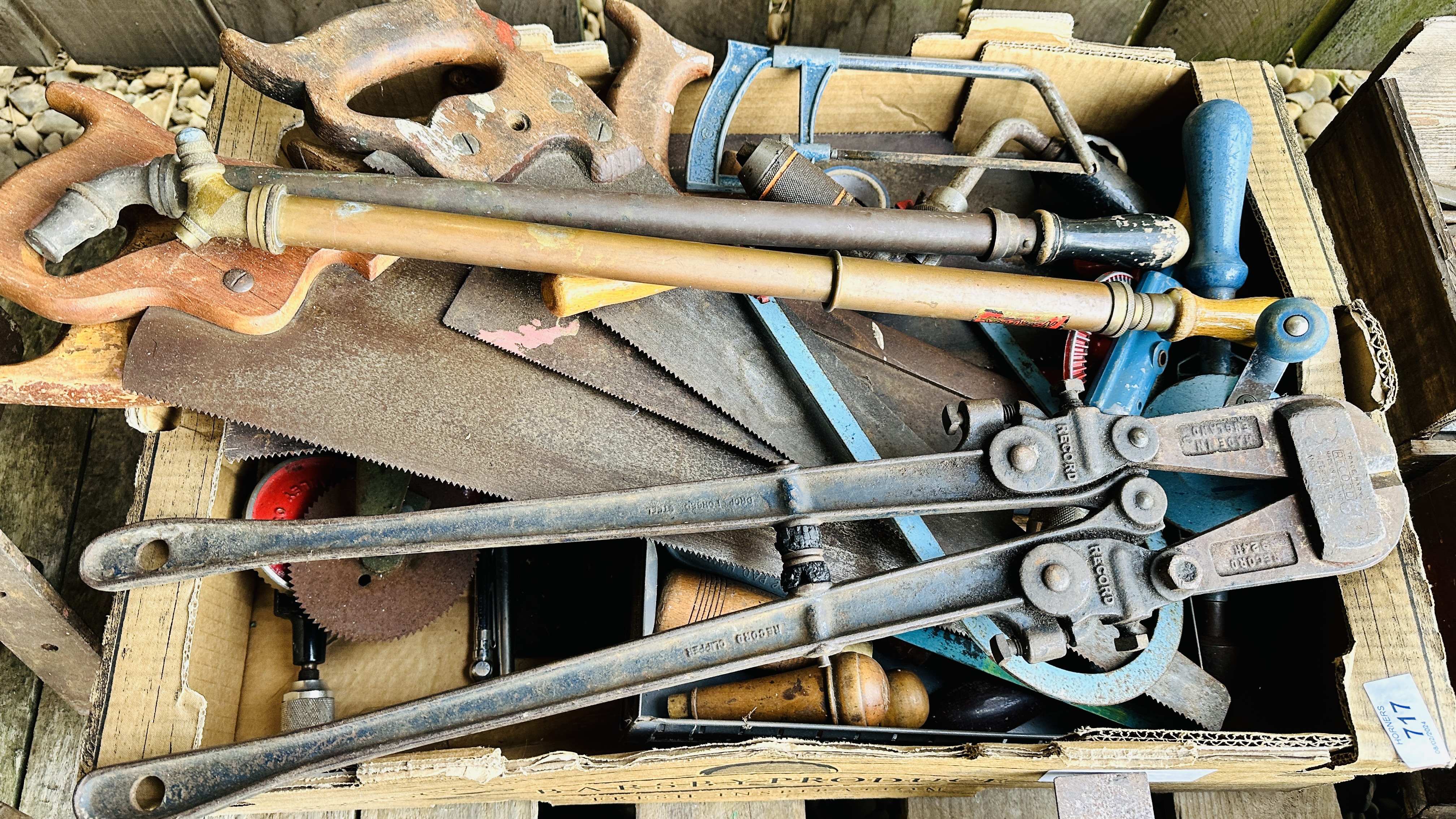 A COLLECTION OF VINTAGE HAND TOOLS TO INCLUDE SAWS, MEASURES AND HAUGES, HAND BRACE, PLIERS, - Image 5 of 7