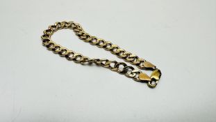 A 9CT GOLD BRACELET.