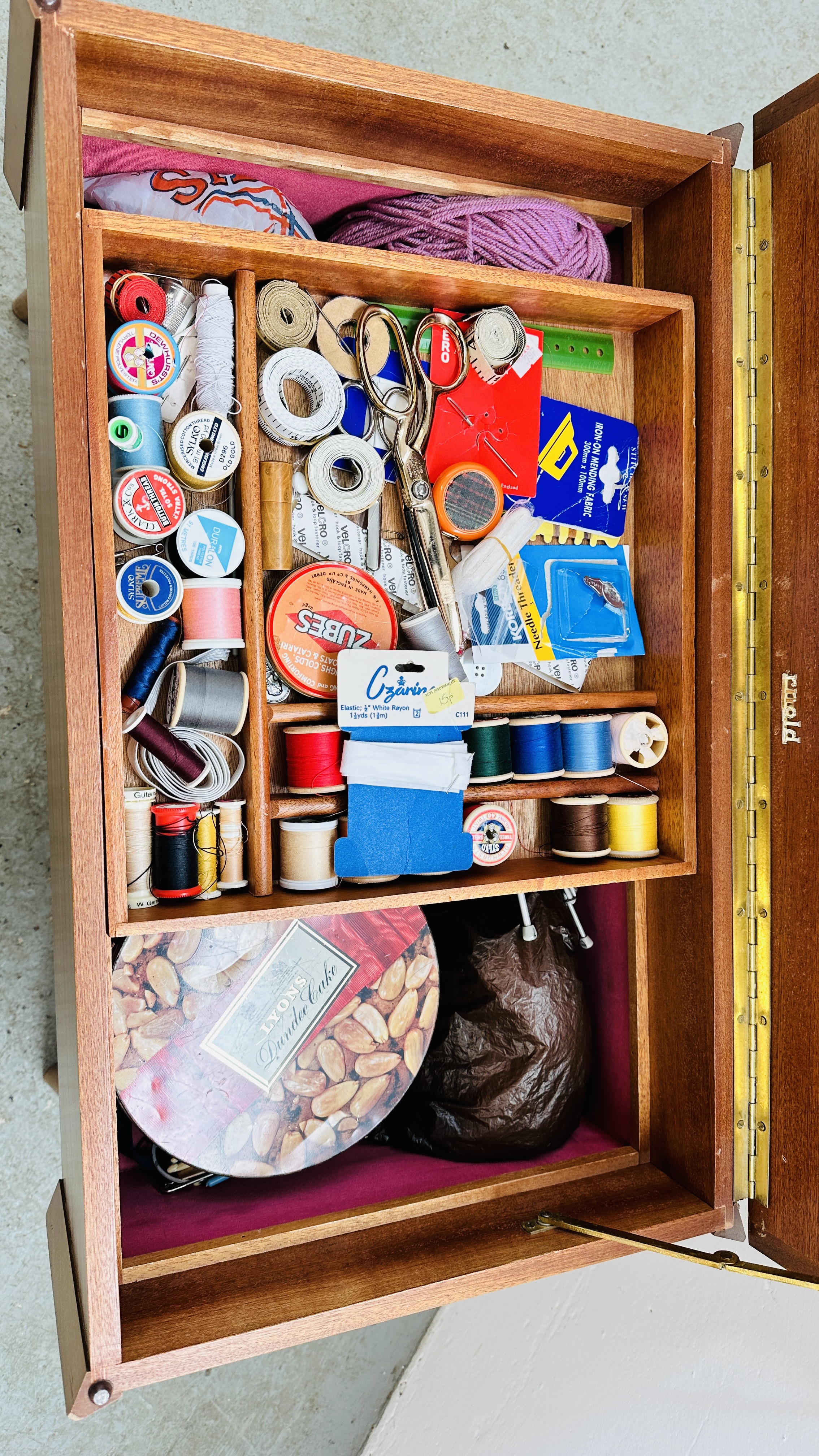 A MID CENTURY TEAK FINISH 'RNOLD' SEWING BOX CONTAINING LARGE QUANTITY MIXED SEWING ACCESSORIES - Image 2 of 5