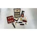 A TRAY OF COLLECTABLES TO INCLUDE BOXED PLATED CUTLERY, SILVER THIMBLE,