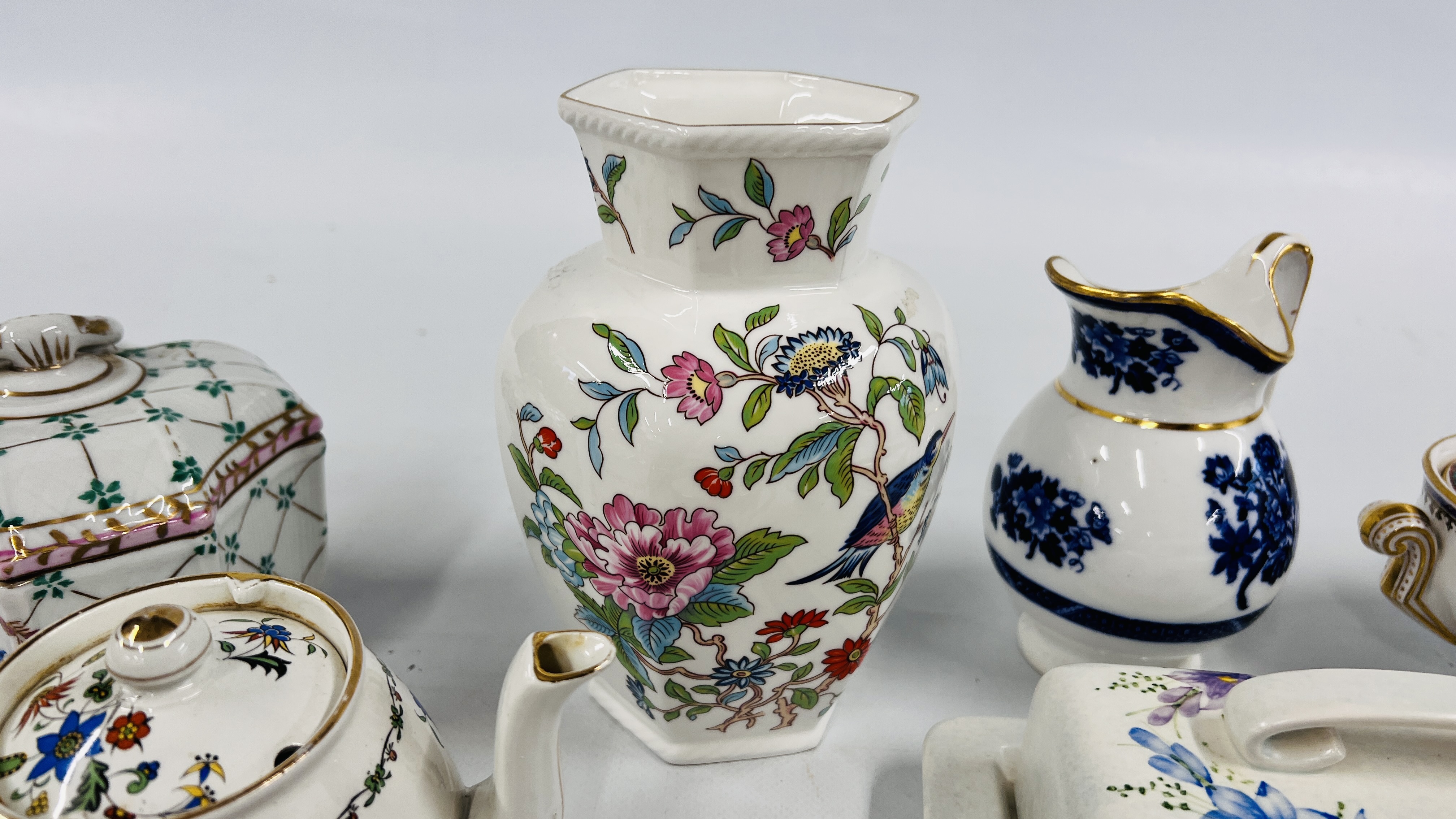 A GROUP OF COLLECTIBLE CABINET CHINA TO INCLUDE 3 DERBY COFFEE CANS AND 1 SAUCER, - Image 10 of 14