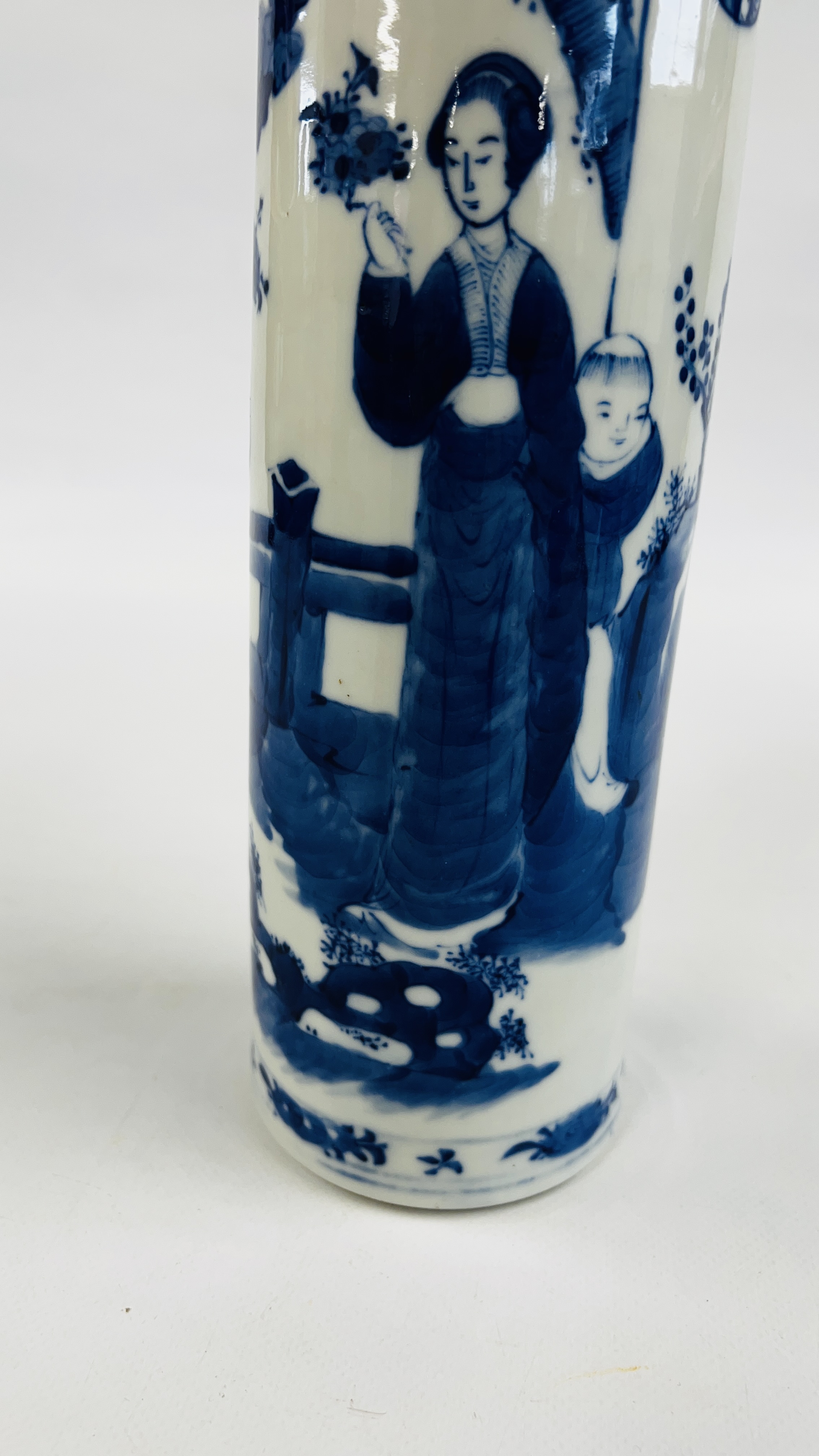 A C19TH CHINESE BLUE AND WHITE CYLINDRICAL VASE DECORATED WITH FIGURES, 30. - Image 7 of 12