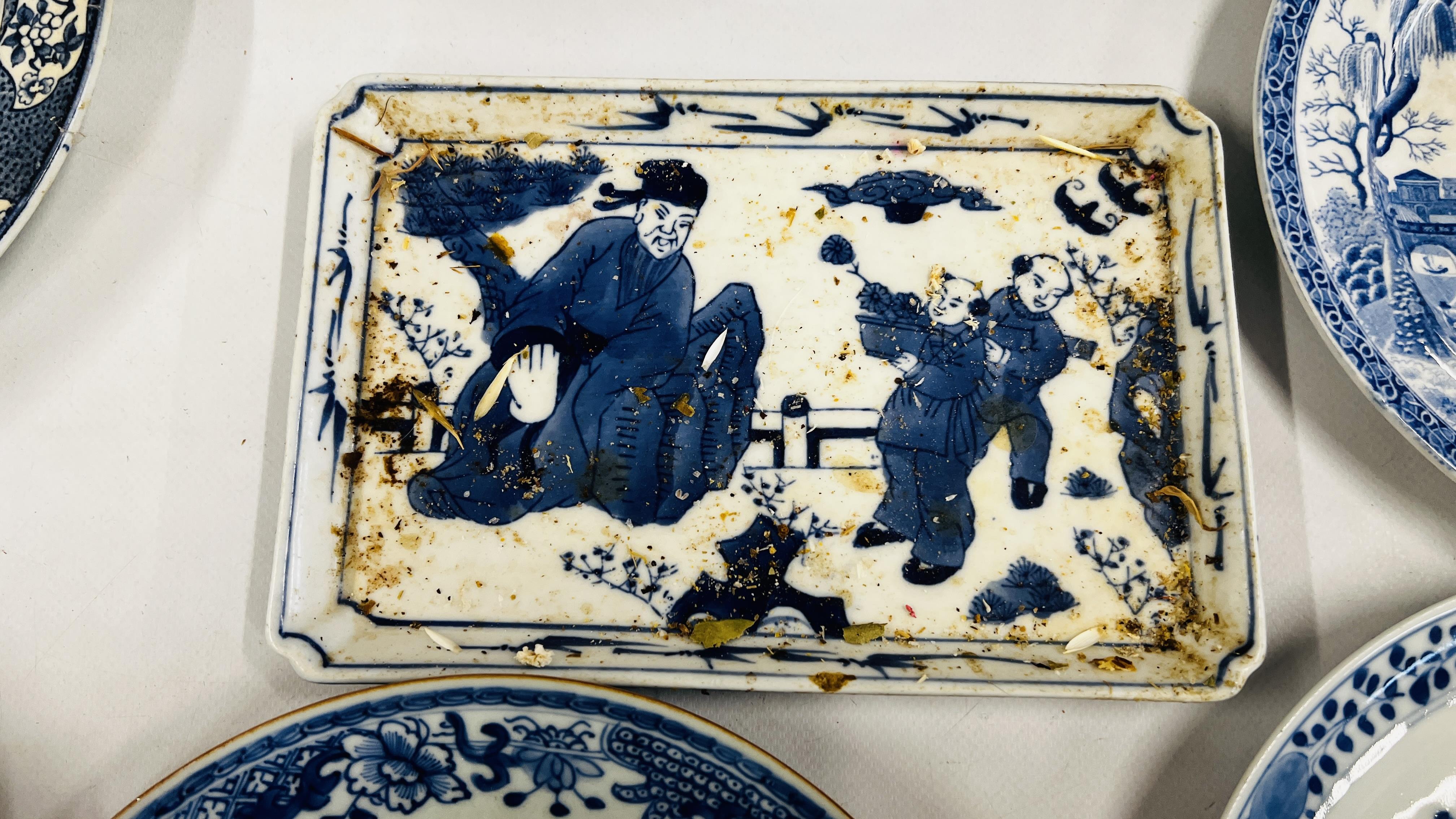 A GROUP OF ORIENTAL BLUE AND WHITE CERAMICS TO INCLUDE 2 VASES AND PLATE (SHOW SIGNS OF - Image 7 of 13