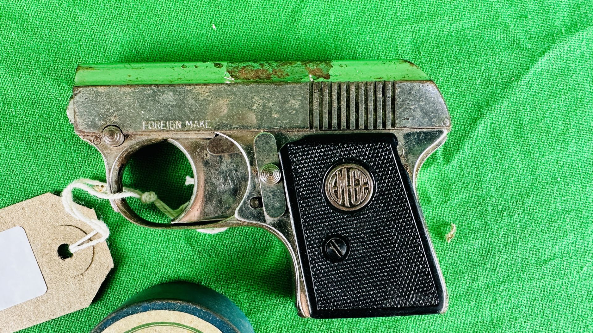 AN EMGE STARTING PISTOL COMPLETE WITH PART TUB OF BLANK CARTRIDGES - (ALL GUNS TO BE INSPECTED AND - Bild 2 aus 6
