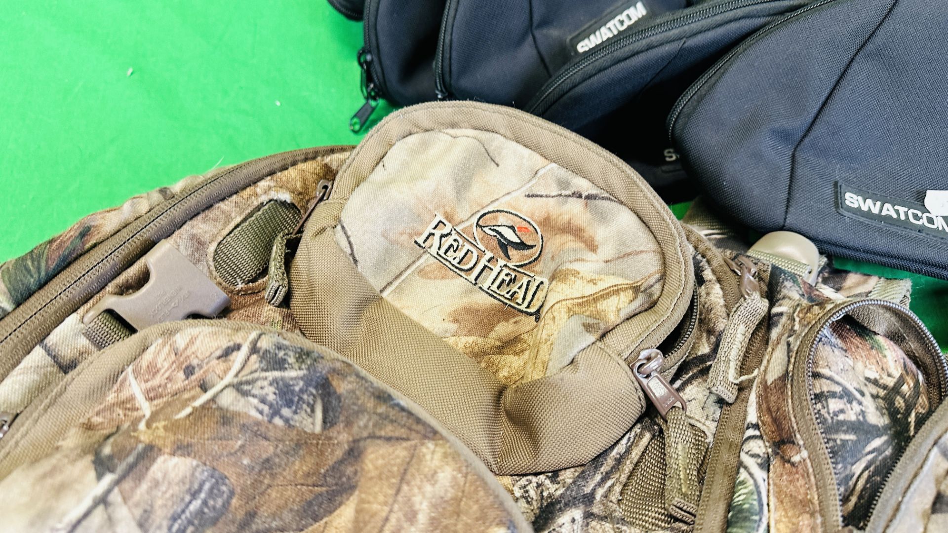 APPROXIMATELY 11 BAGS TO INCLUDE JACK PYKE CARTRIDGE BAG, REDHEAD CAMOUFLAGE BACK PACK, - Image 6 of 12