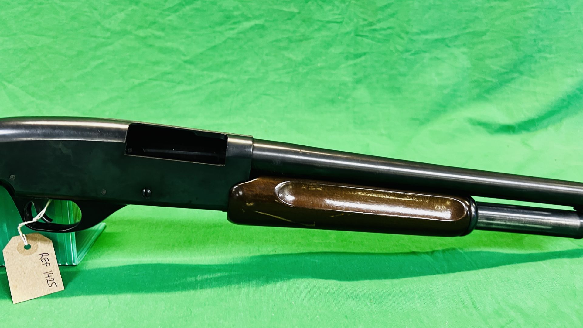 STEVENS 12 BORE PUMP ACTION SHOTGUN (3 SHOT) #D417603 - (REF: 1425) - (ALL GUNS TO BE INSPECTED AND - Bild 4 aus 10