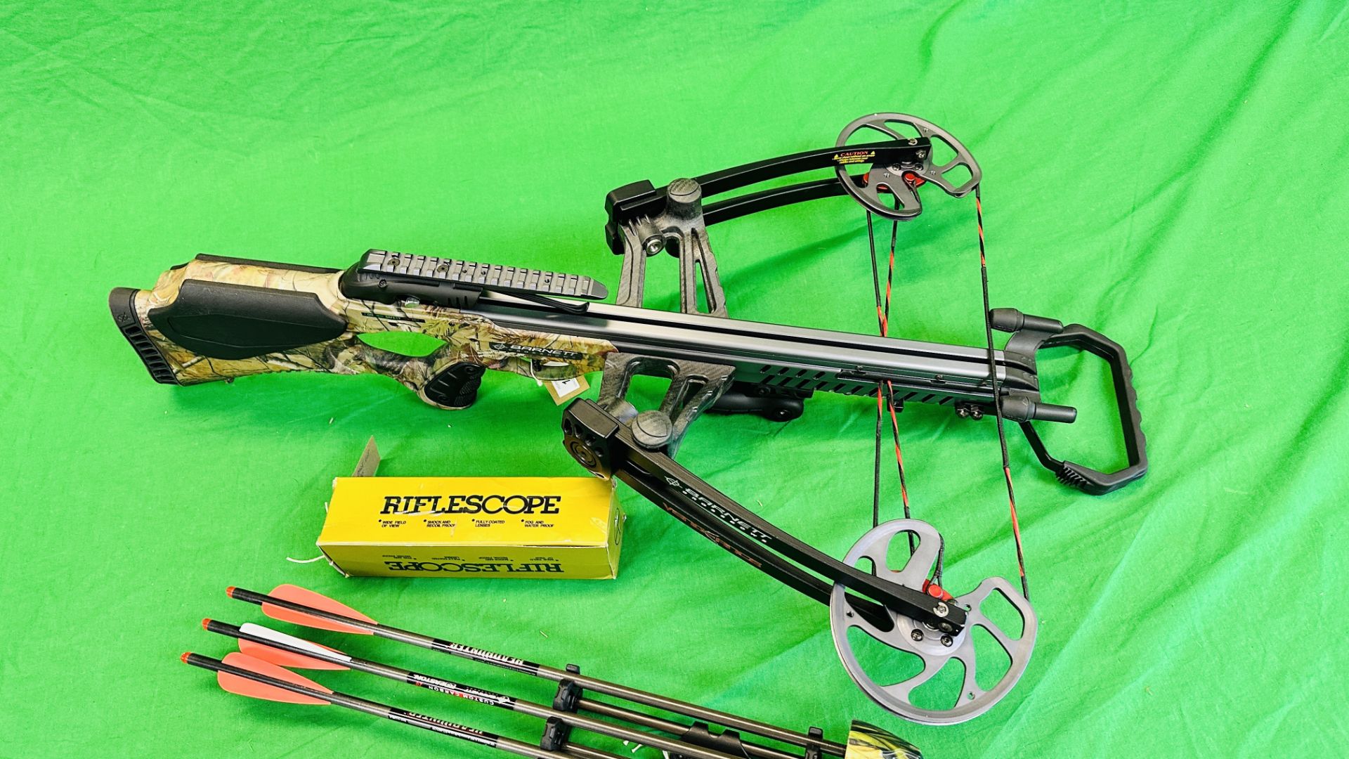 BARNETT "VENGANCE" COMPOUND CROSSBOW COMPLETE WITH THREE CARBON FIBRE CROSSBOW BOLTS, QUIVER, - Bild 4 aus 35