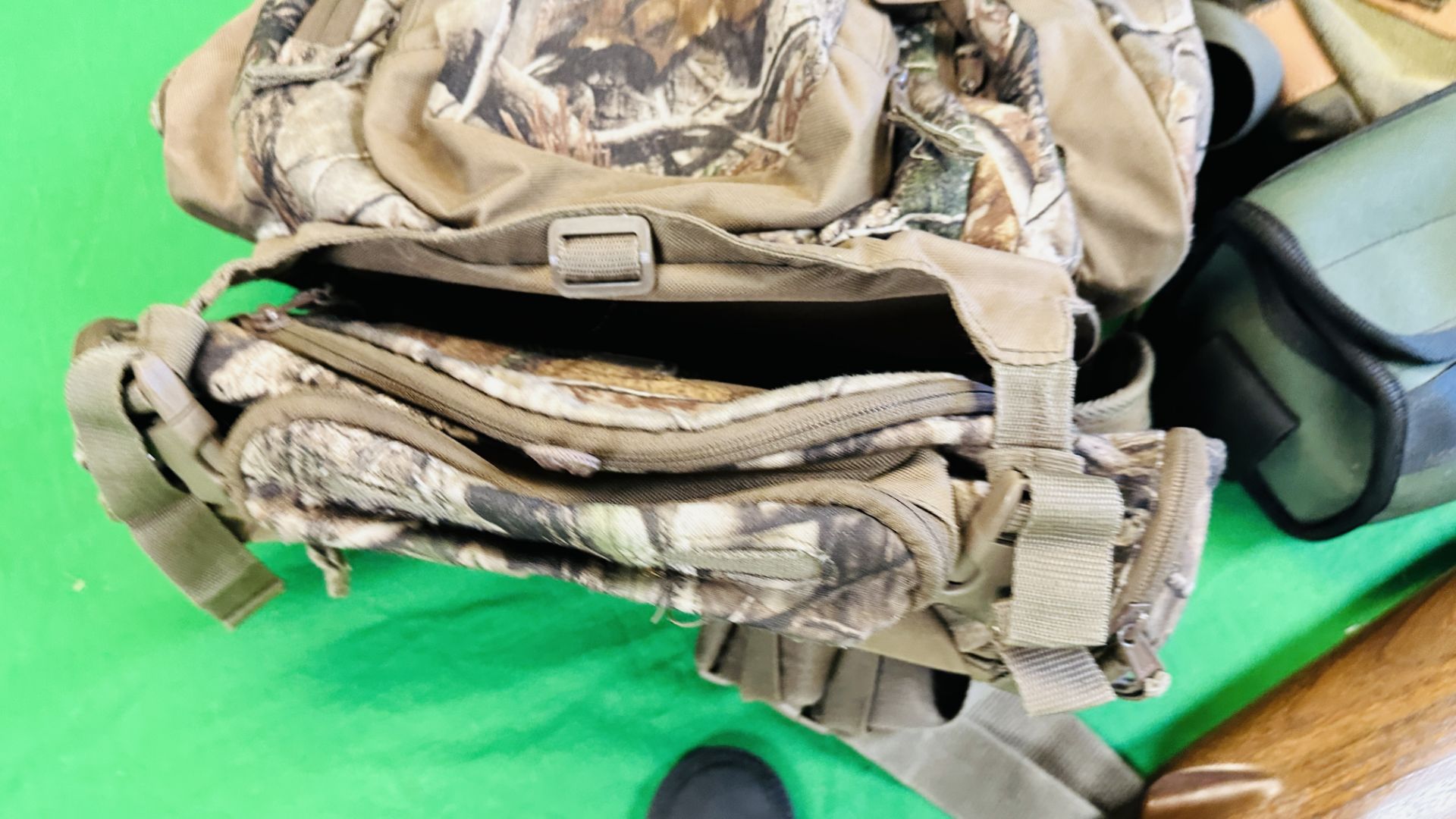 APPROXIMATELY 11 BAGS TO INCLUDE JACK PYKE CARTRIDGE BAG, REDHEAD CAMOUFLAGE BACK PACK, - Image 4 of 12