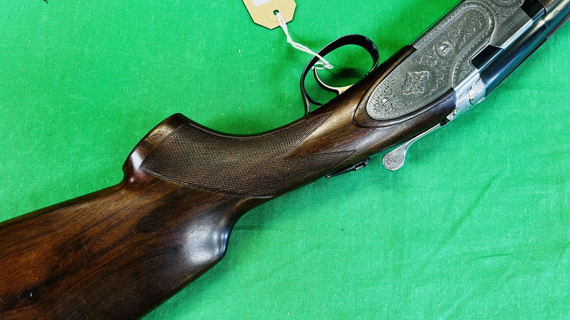 BERETTA 12 BORE OVER AND UNDER SHOTGUN #D48461B, 28" FIXED CHOKE BARRELS, ENGRAVED SIDE PLATE, - Image 9 of 36