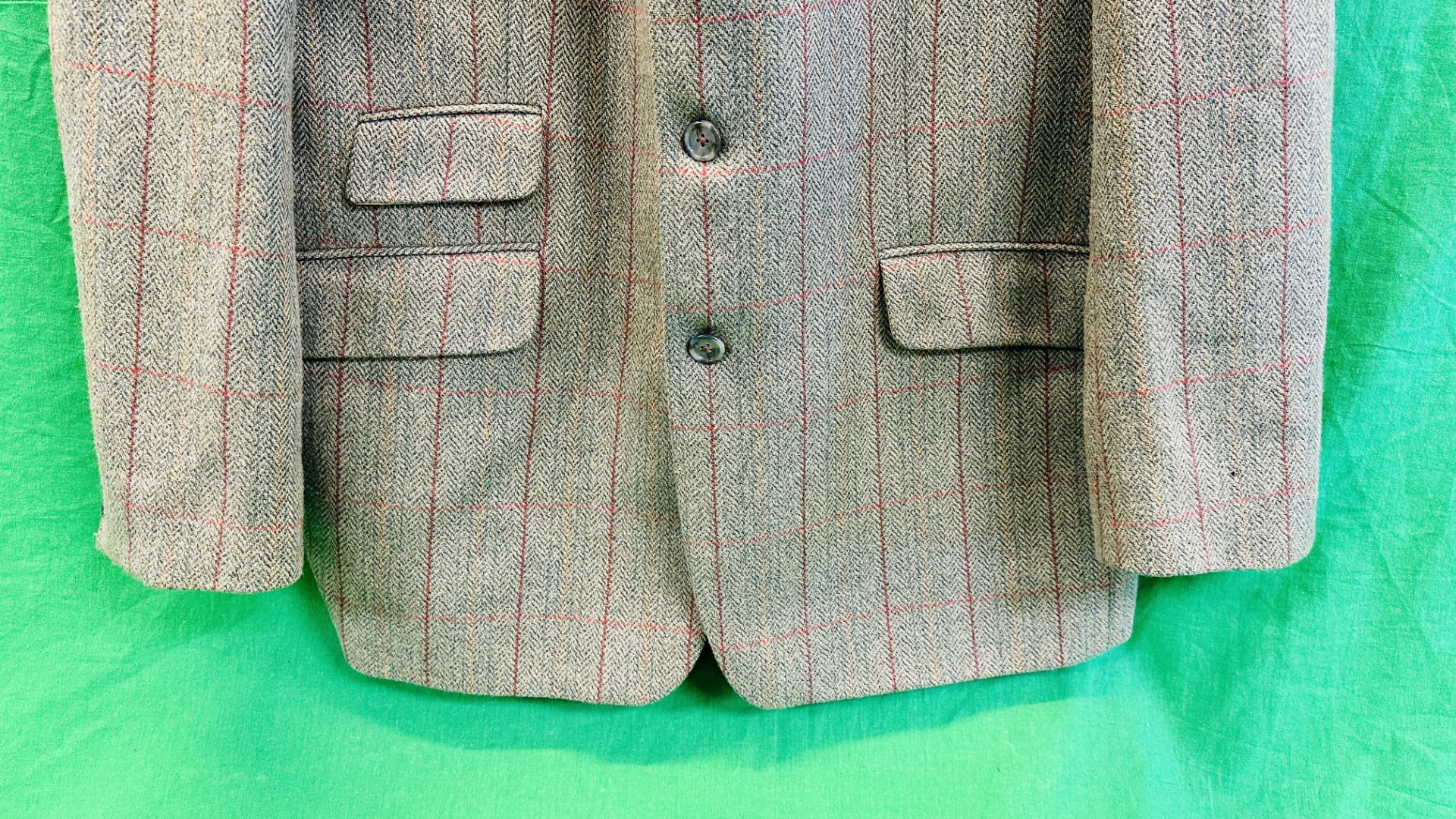 A GENTS RATCATCHER COUNTRY TWEED 100% PURE WOOL JACKET, SIZE 48L. - Image 4 of 5