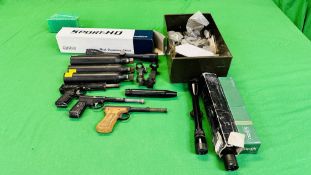 A BOX CONTAINING FOUR VARIOUS RIFLE SCOPES A/F,
