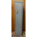 A COUNTRYMAN 4 GUN STEEL SECURITY CABINET, W 30CM X D 25CM X H 140CM.