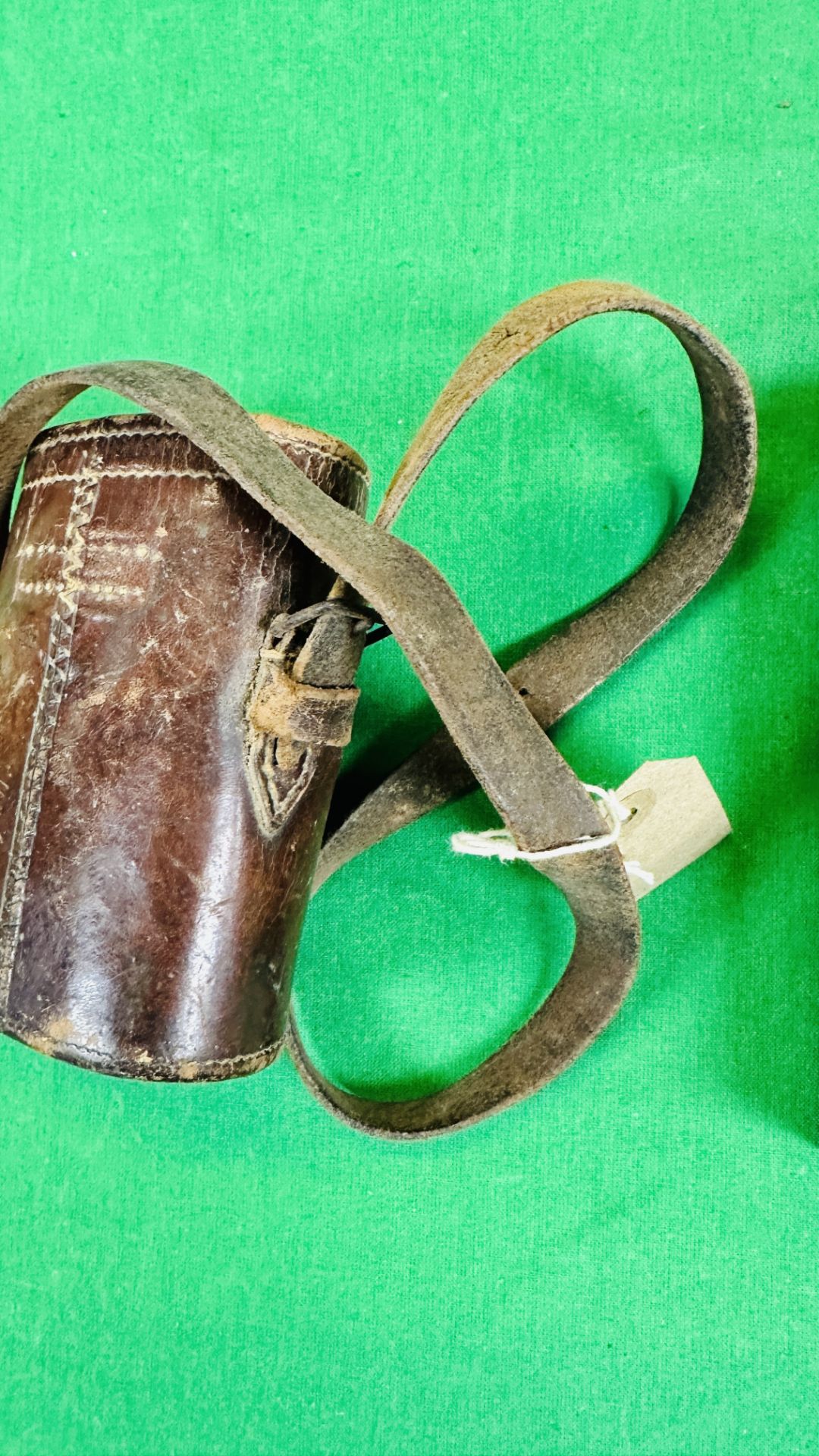 A BOX CONTAINING LEAD MUSKET BALLS AND VINTAGE LEATHER POUCH. - Image 6 of 6