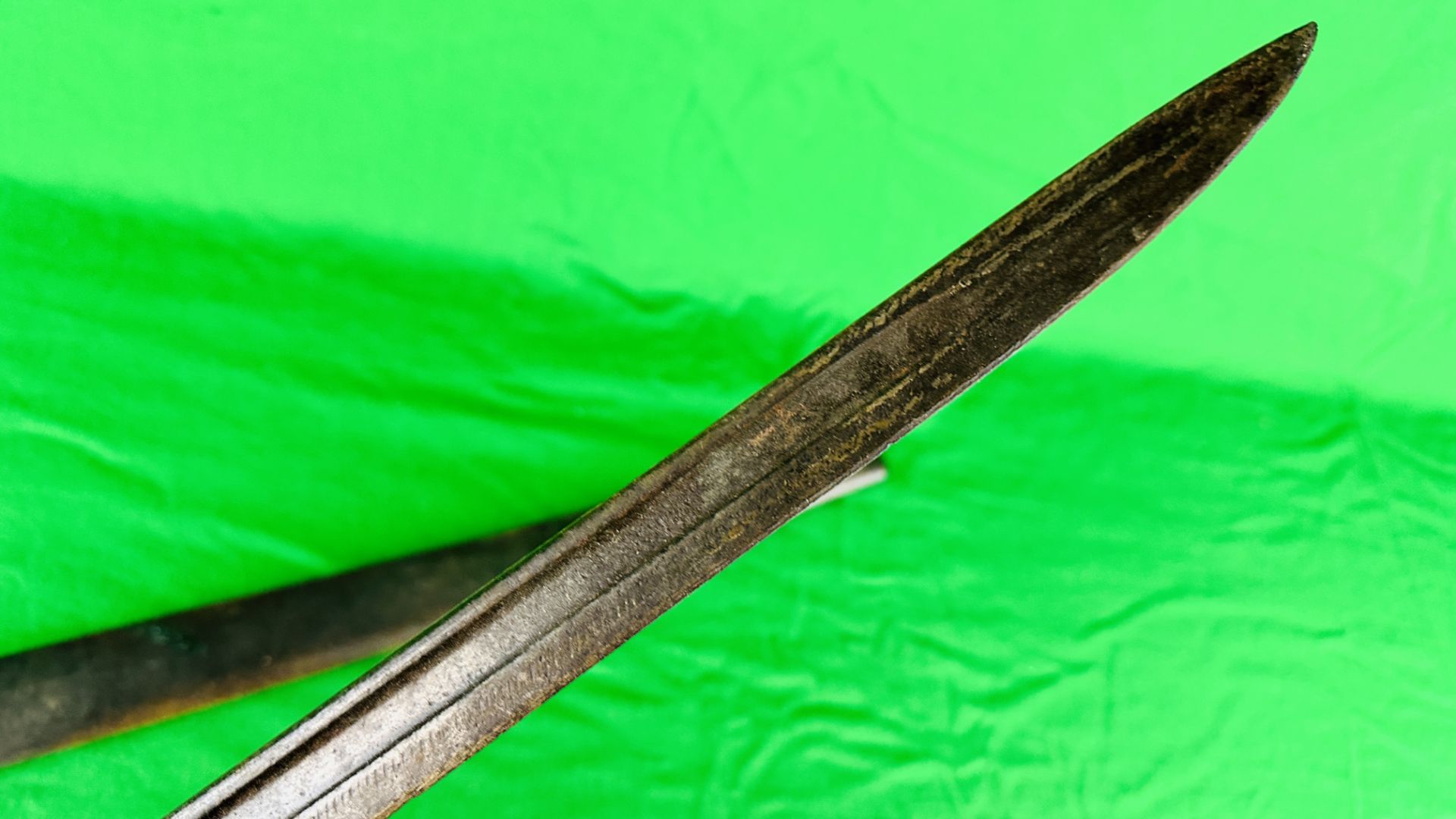 A LATE C19th FRENCH BAYONET WITH SCABBARD STAMPED 1913 4 16 - NO POSTAGE OR PACKING AVAILABLE. - Bild 6 aus 15