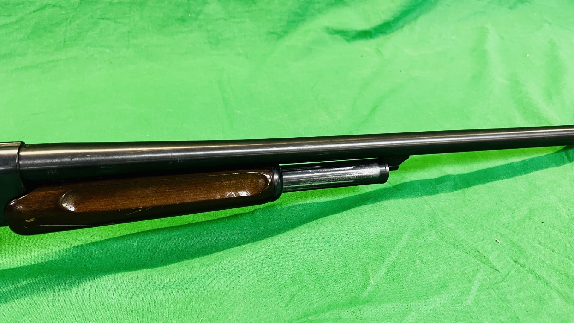 STEVENS 12 BORE PUMP ACTION SHOTGUN (3 SHOT) #D417603 - (REF: 1425) - (ALL GUNS TO BE INSPECTED AND - Bild 5 aus 10