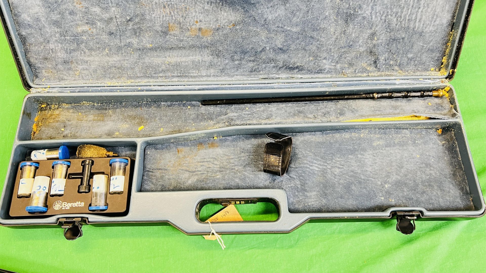 12 BORE BERETTA OVER AND UNDER SHOTGUN #E67165B, - Image 32 of 37