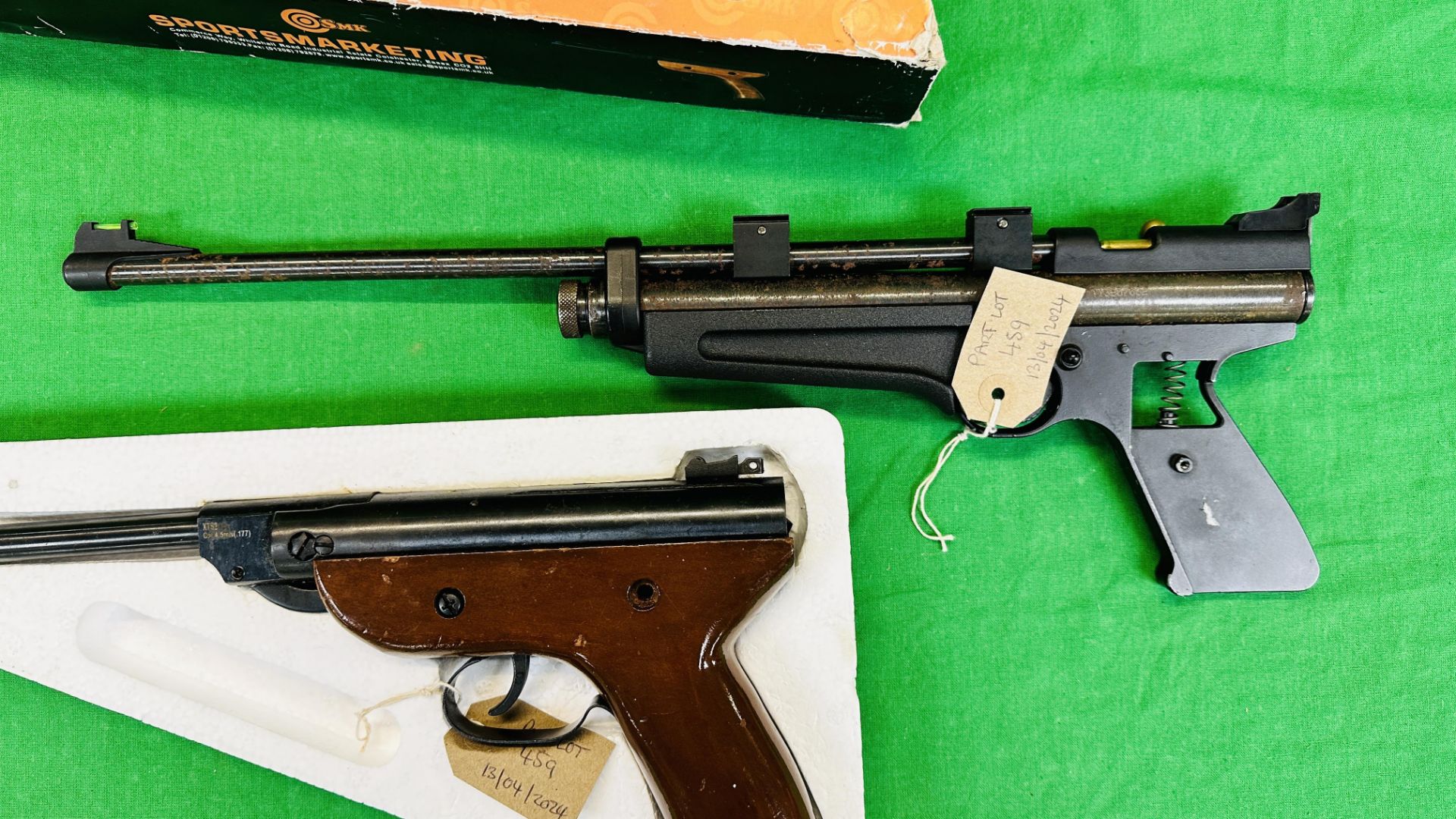 A VINTAGE JELLY .22 CALIBRE BREAK BARREL AIR RIFLE A/F CONDITION ALONG WITH SMK . - Image 11 of 14