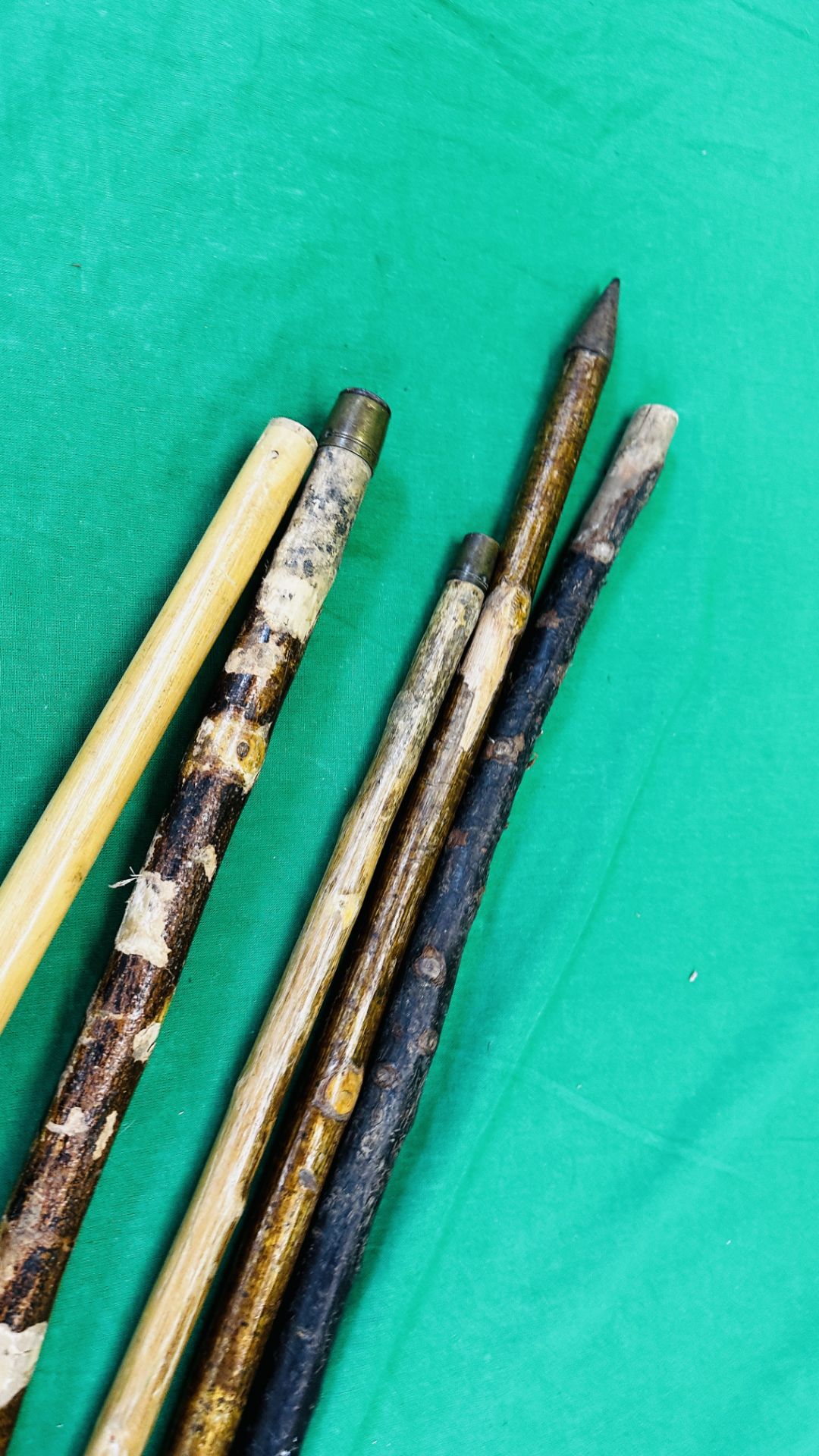 5 WALKING CANES TO INCLUDE VINTAGE SHEPHERDS CROOK EXAMPLE, ONE WITH BIRD HEAD, - Image 6 of 6