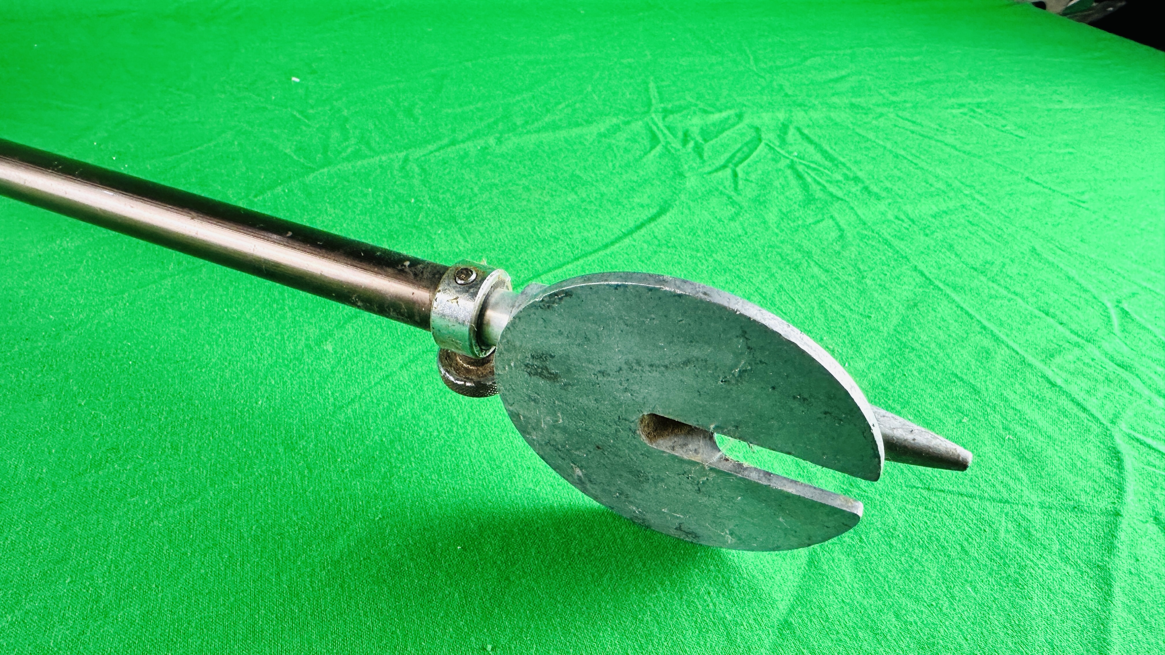 A GAMEBIRD ADJUSTABLE SHOOTING STICK - Image 6 of 7