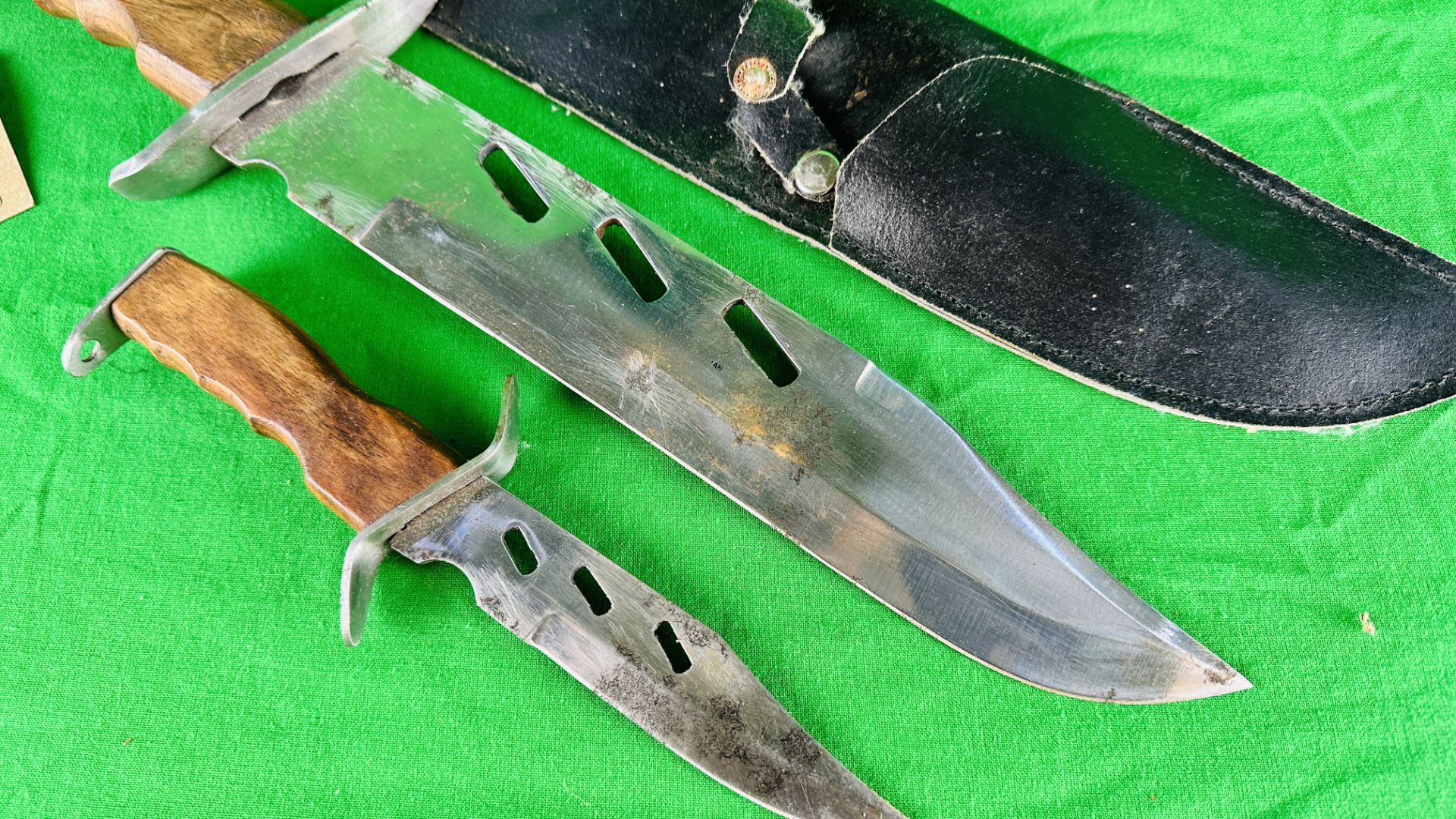 A LARGE HUNTING KNIFE, - Image 5 of 8
