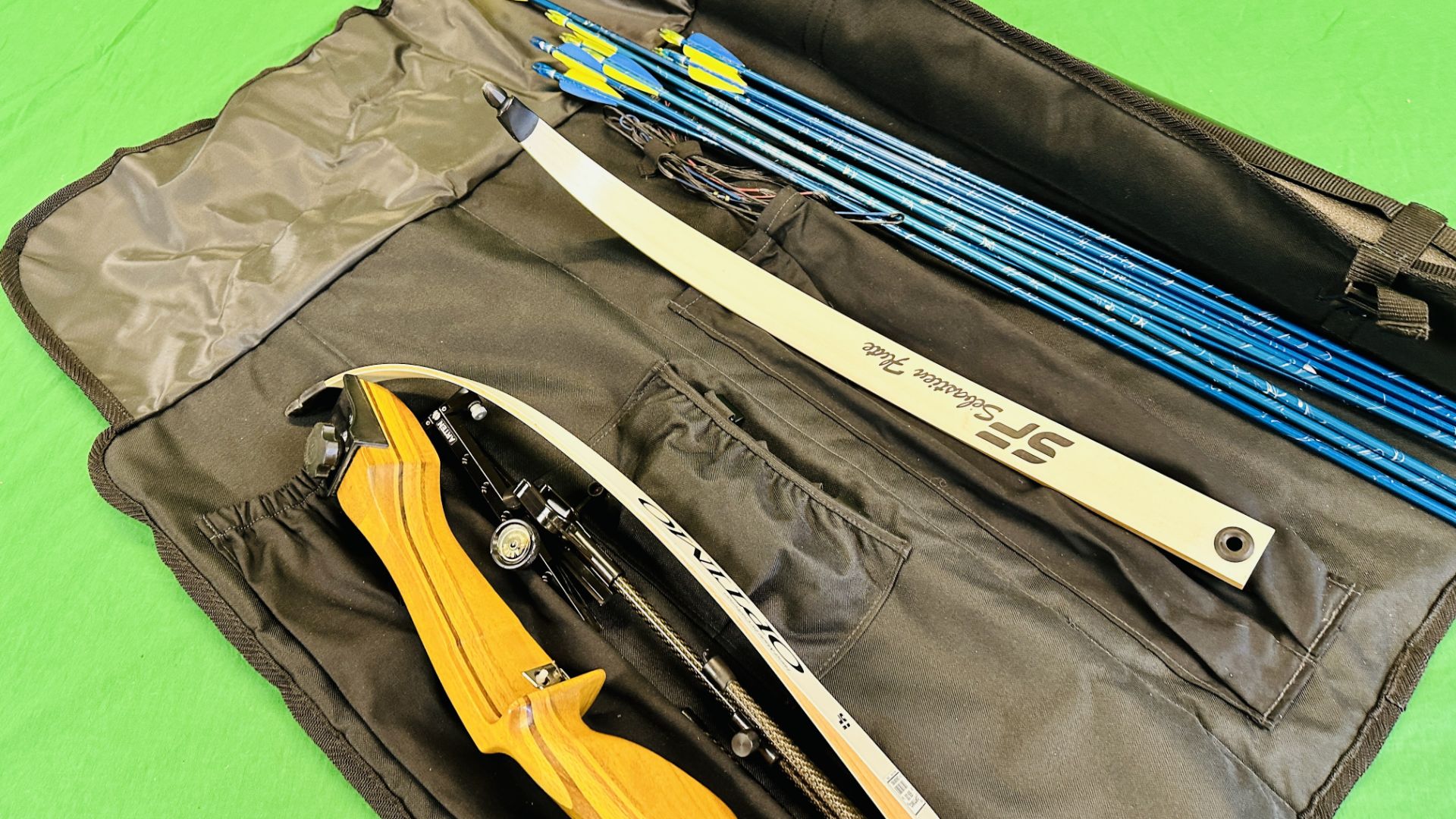 A COLLECTION OF ARCHERY EQUIPMENT TO INCLUDE SEBASTIEN FLUTE 68" BOW 30LB WITH ACCESSORIES, - Image 11 of 17