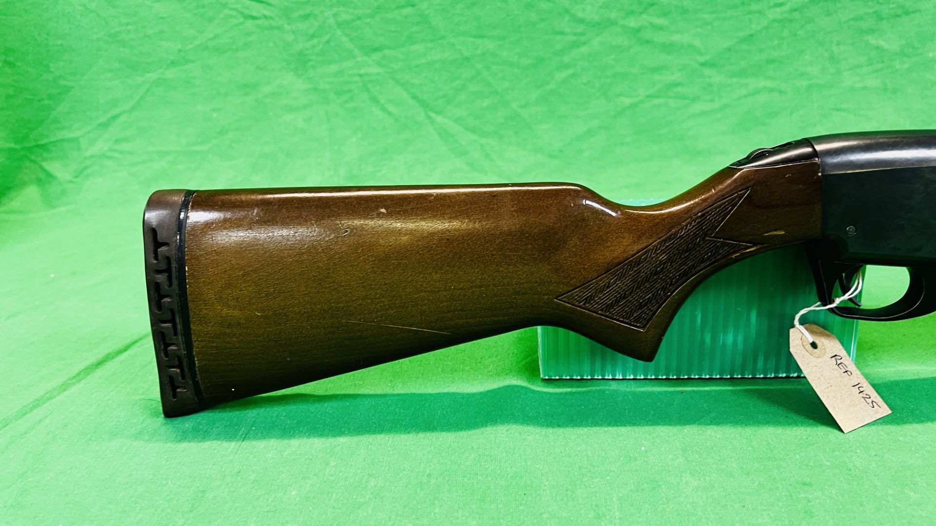 STEVENS 12 BORE PUMP ACTION SHOTGUN (3 SHOT) #D417603 - (REF: 1425) - (ALL GUNS TO BE INSPECTED AND - Image 3 of 10