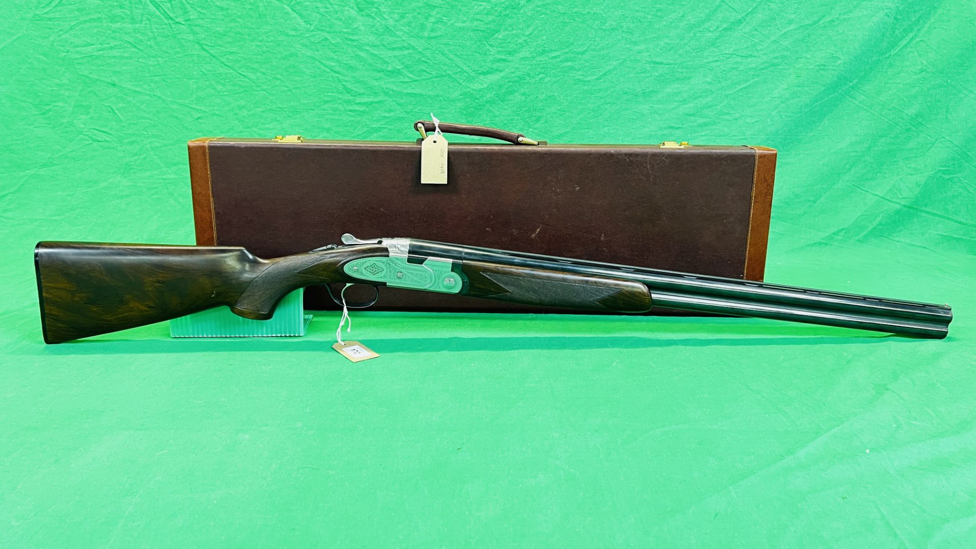 BERETTA 12 BORE OVER AND UNDER SHOTGUN #D48461B, 28" FIXED CHOKE BARRELS, ENGRAVED SIDE PLATE,