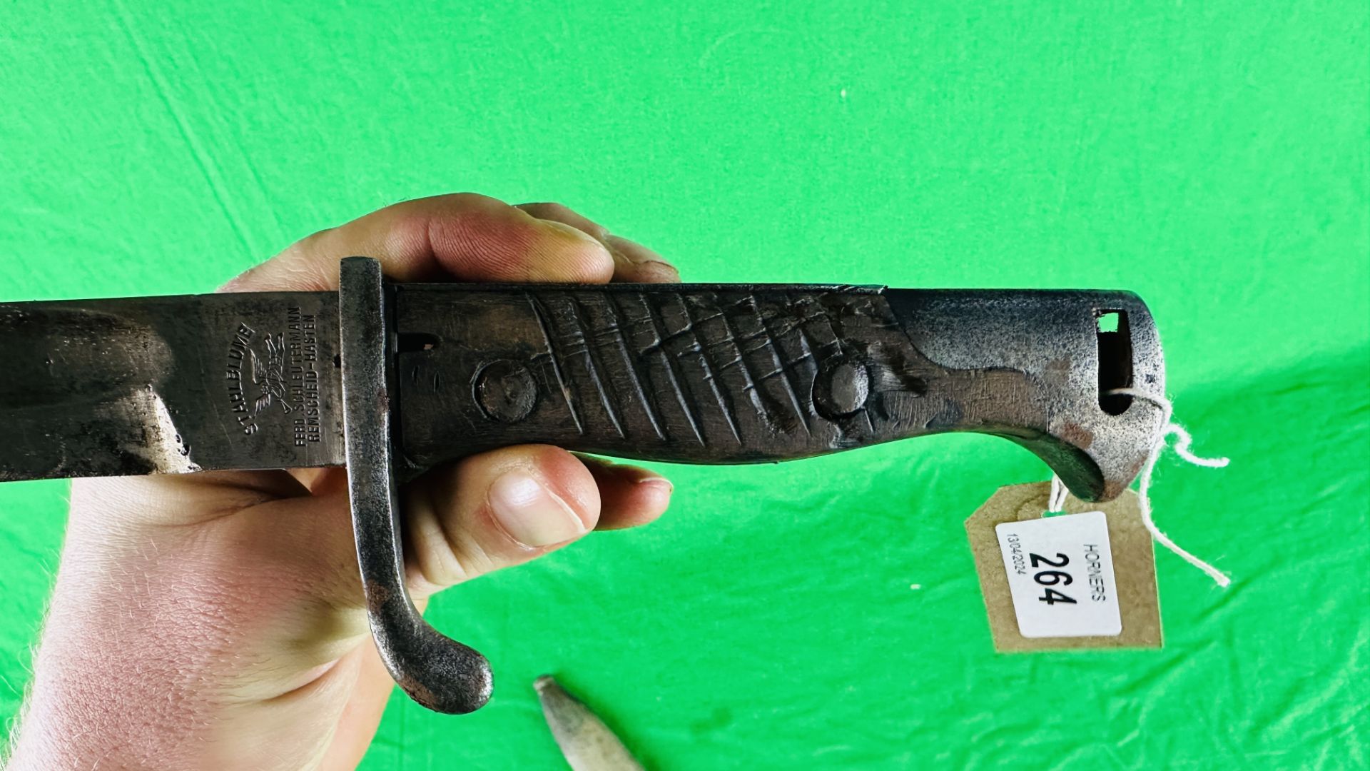 WWI GERMAN STAHLBLUME BAYONET WITH SCABBARD - NO POSTAGE OR PACKING AVAILABLE. - Image 9 of 10