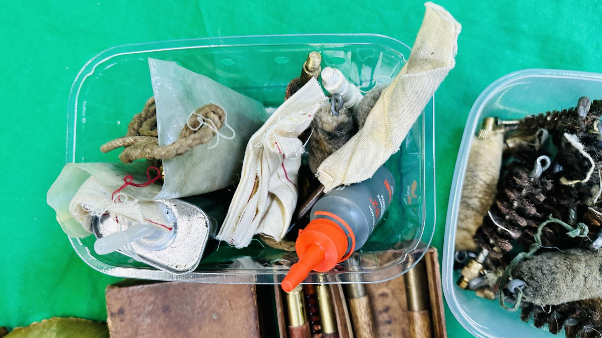 FOUR SETS OF GUN CLEANING RODS PLUS VARIOUS GAUGE BORE CLEANING ACCESSORIES. - Image 5 of 7