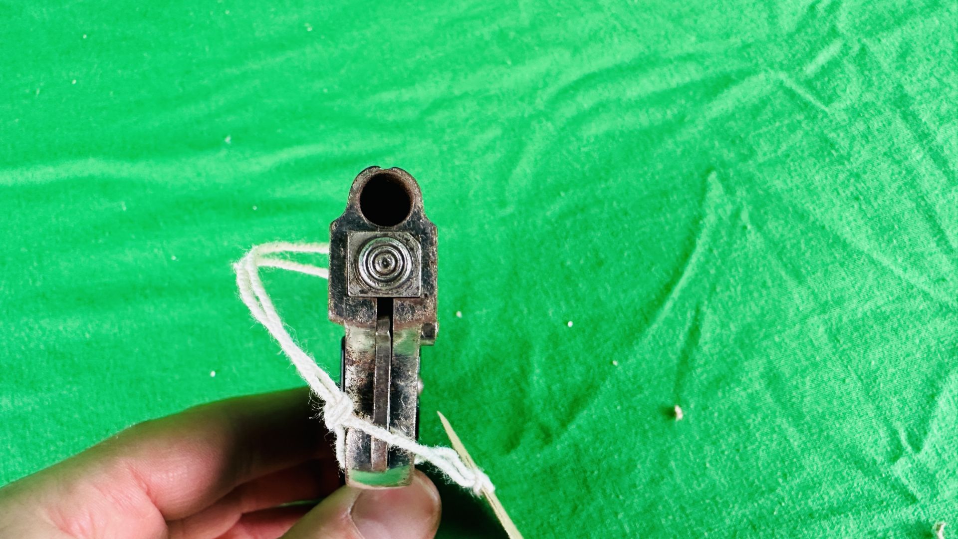 AN EMGE STARTING PISTOL COMPLETE WITH PART TUB OF BLANK CARTRIDGES - (ALL GUNS TO BE INSPECTED AND - Image 5 of 6