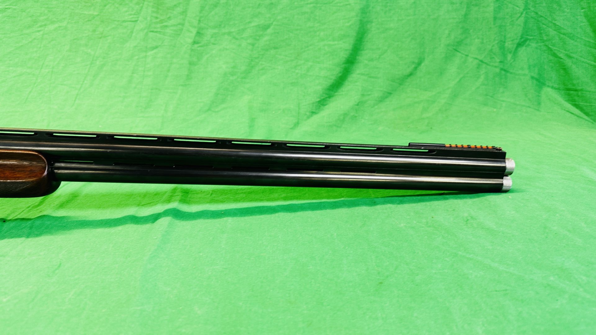 WINCHESTER MODEL 8500 TRAP 12 GAUGE OVER AND UNDER SHOTGUN 32 INCH MULTI CHOKE BARRELS WITH SET OF - Image 7 of 20