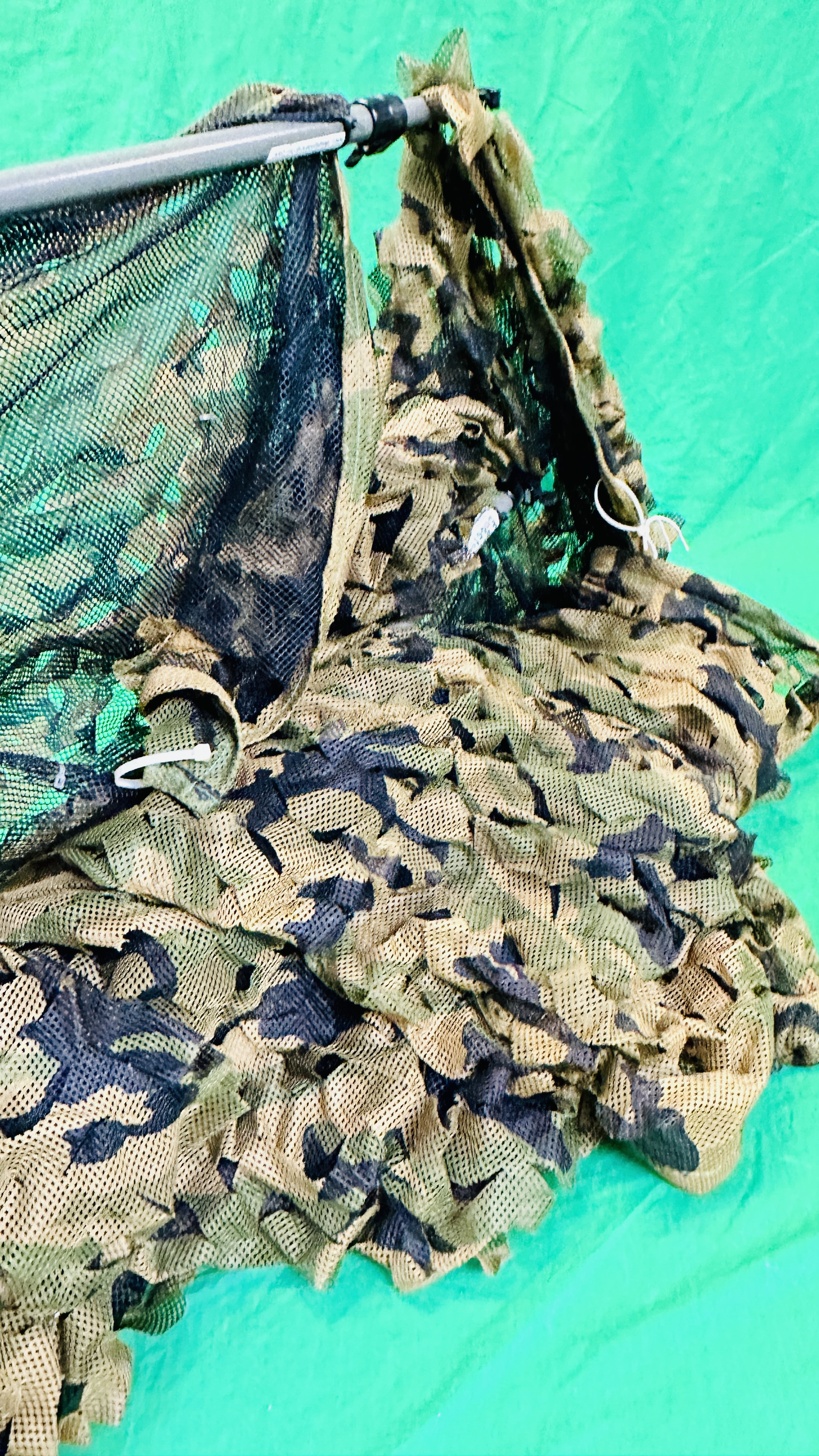 CAMO HIDE NET AND ALUMINIUM POLES. - Image 5 of 6