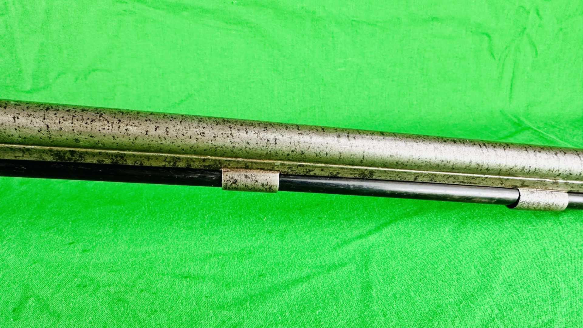 ANTIQUE PERCUSSION CAP MUZZLE LOADING RIFLE WITH LOADING ROD, - Image 13 of 21