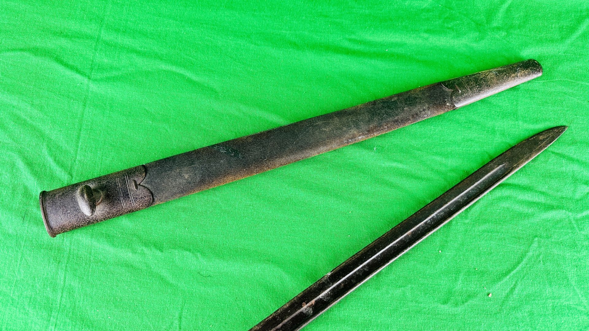 A LATE C19th FRENCH BAYONET WITH SCABBARD STAMPED 1913 4 16 - NO POSTAGE OR PACKING AVAILABLE. - Bild 13 aus 15