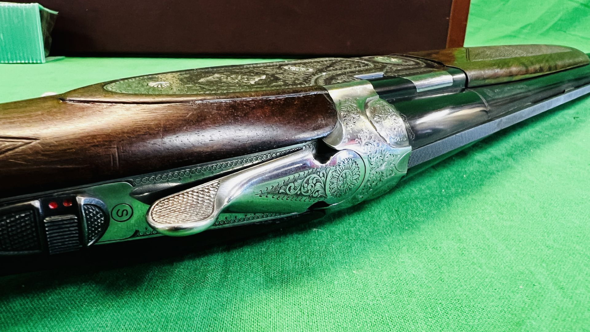 BERETTA 12 BORE OVER AND UNDER SHOTGUN #D48461B, 28" FIXED CHOKE BARRELS, ENGRAVED SIDE PLATE, - Image 14 of 36